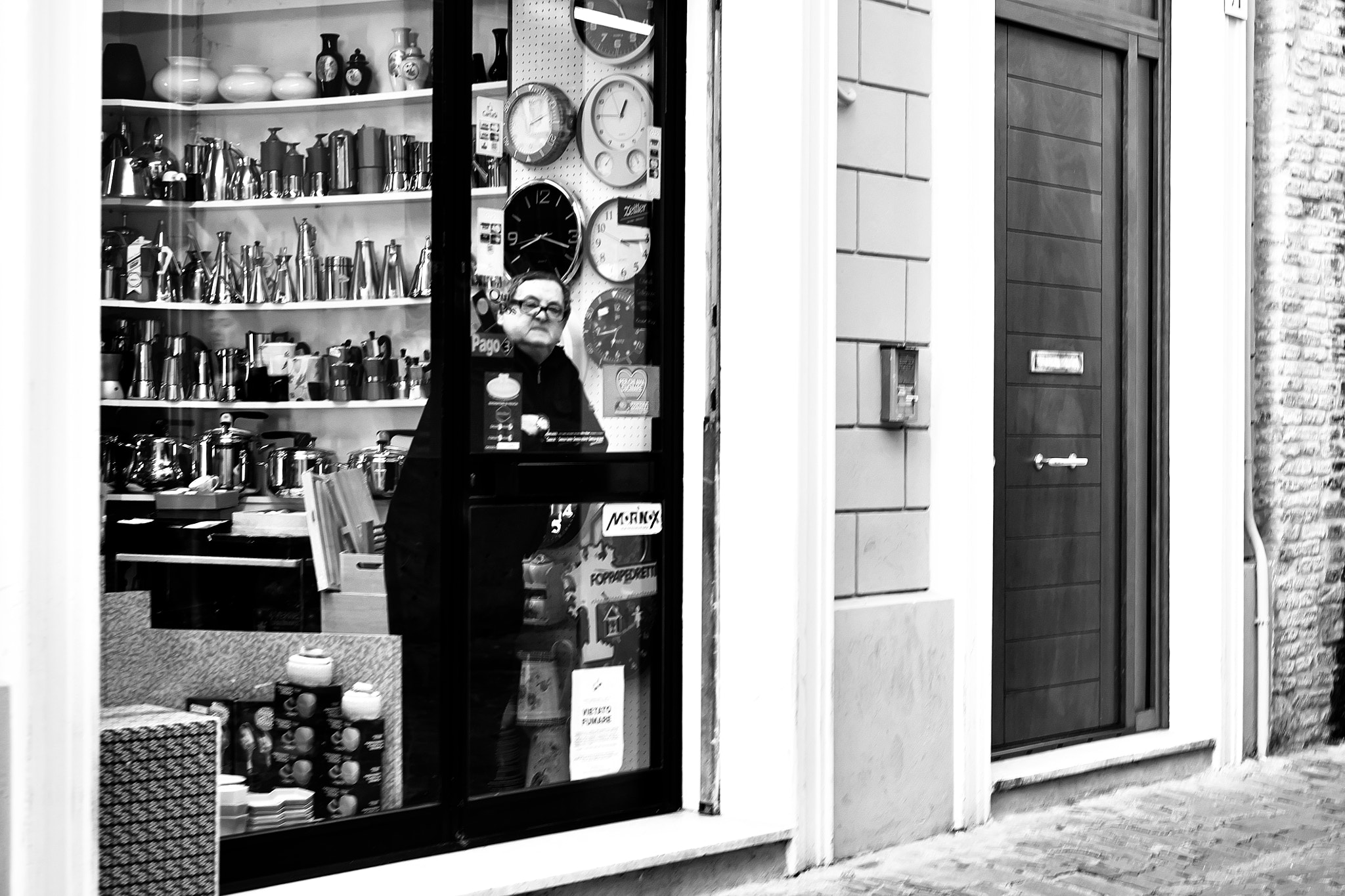 Fujifilm X-E2S + Fujifilm XF 35mm F1.4 R sample photo. Negoziante senigallia febbraio photography