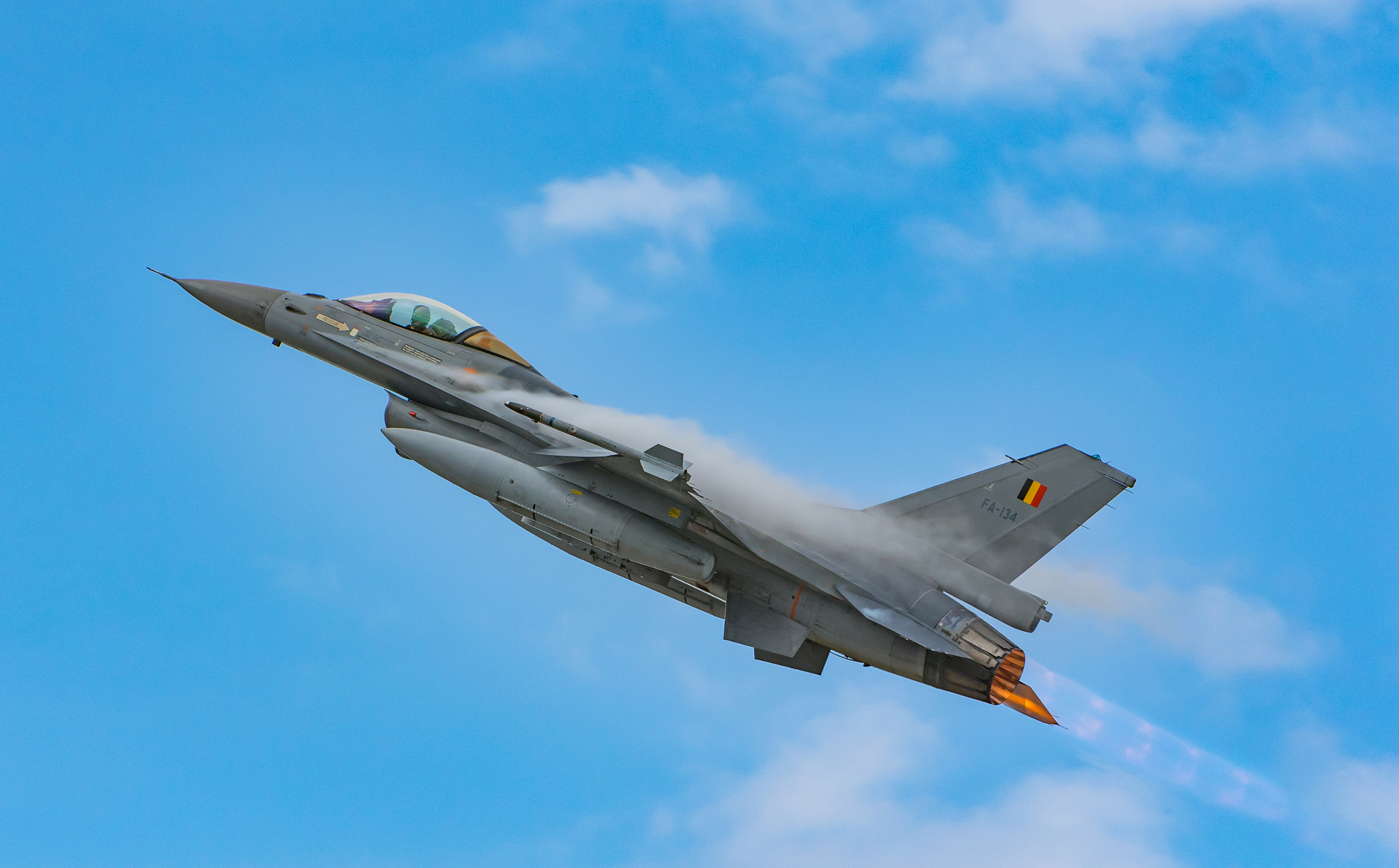 Canon EF 70-200mm F2.8L IS USM sample photo. F-16 climb out photography