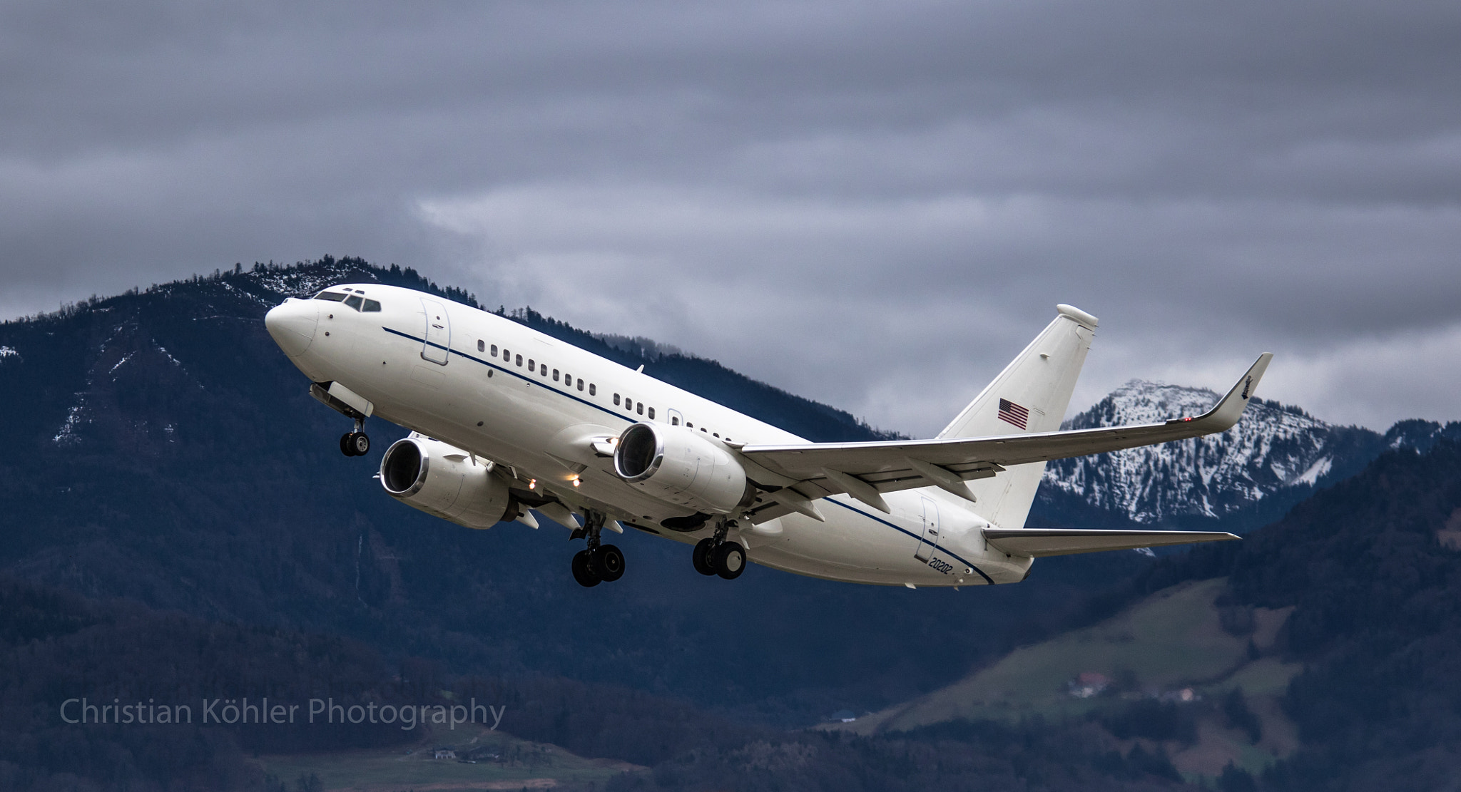 Sigma 70-200mm F2.8 EX DG OS HSM sample photo. Airport salzburg - usaf bbj c-40 clipper photography