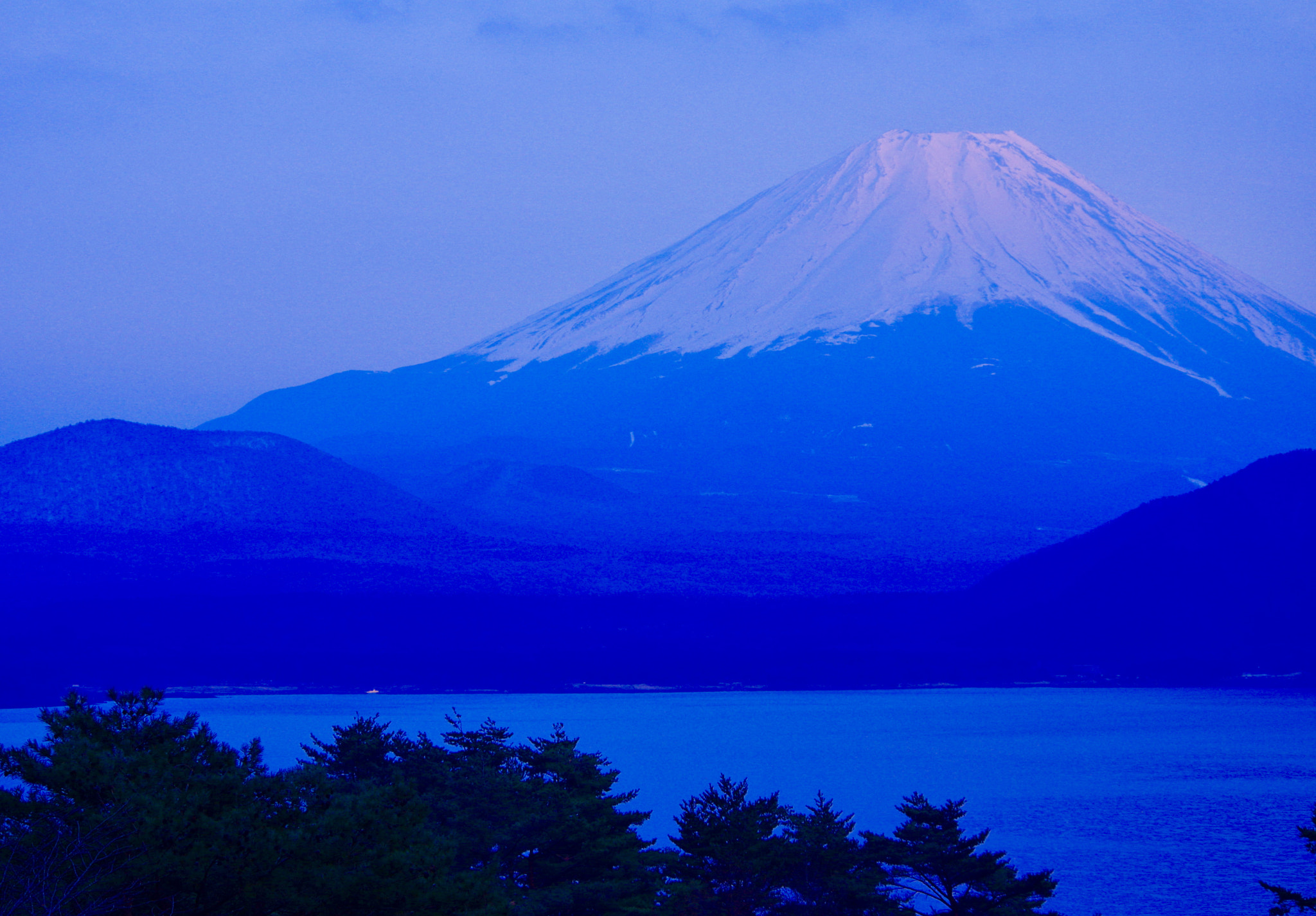 Pentax K-3 II + HD Pentax DA 55-300mm F4.0-5.8 ED WR sample photo. Fuji from the shore of lake motosu photography