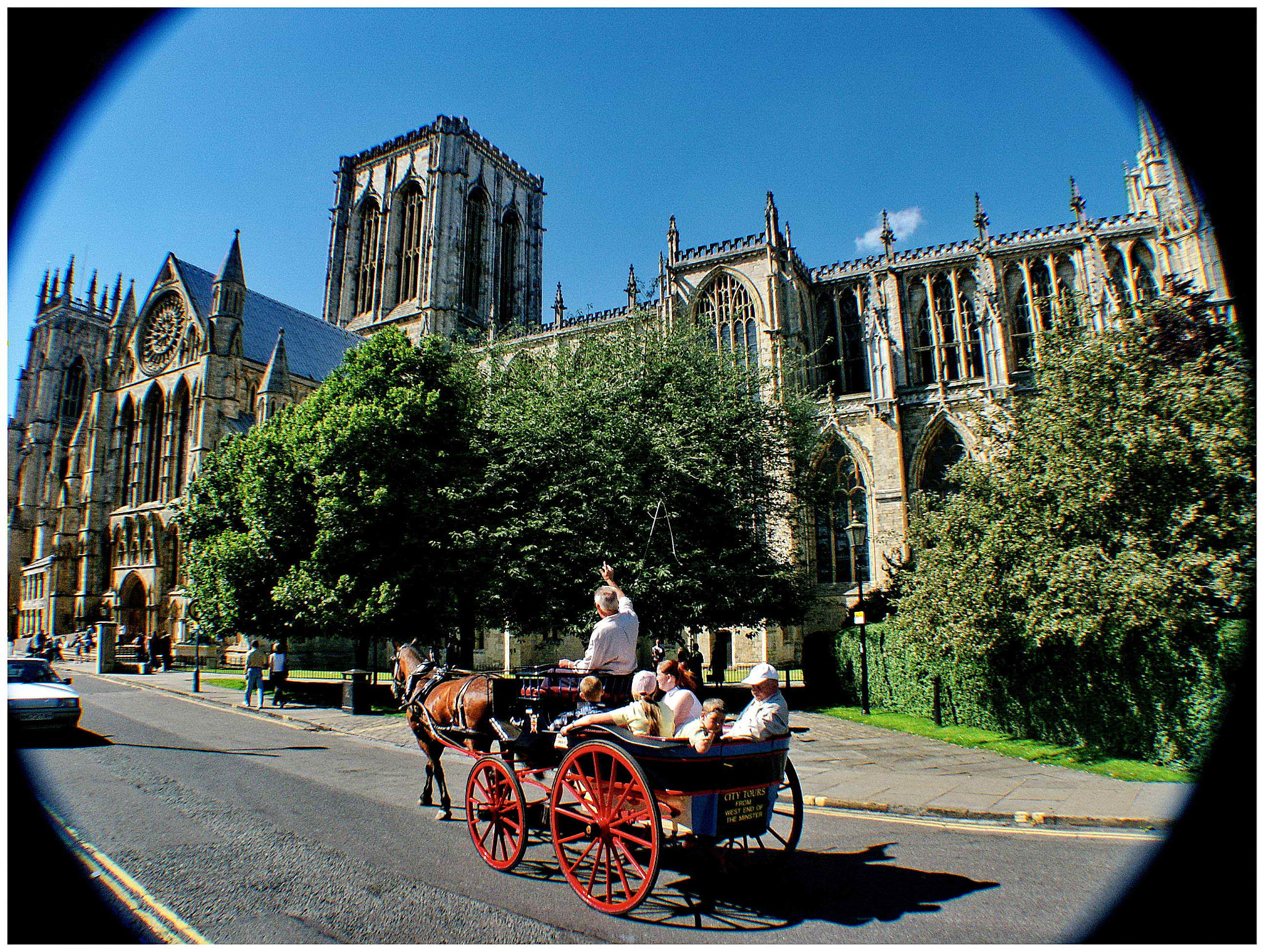 KONICA MINOLTA DiMAGE 7Hi sample photo. Horse and cart in minster yard photography