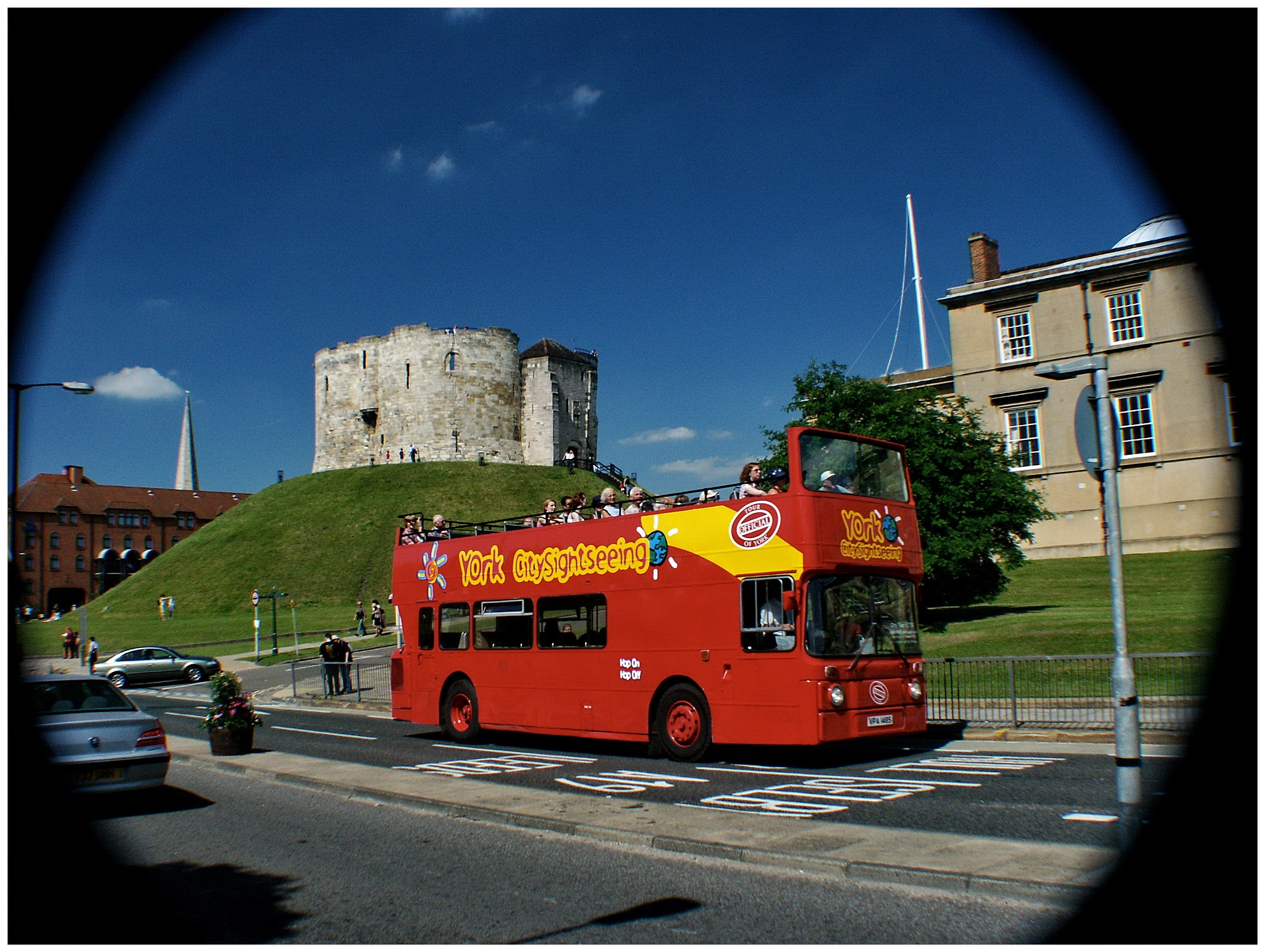KONICA MINOLTA DiMAGE 7Hi sample photo. Clifford's tour and a tourist bus photography