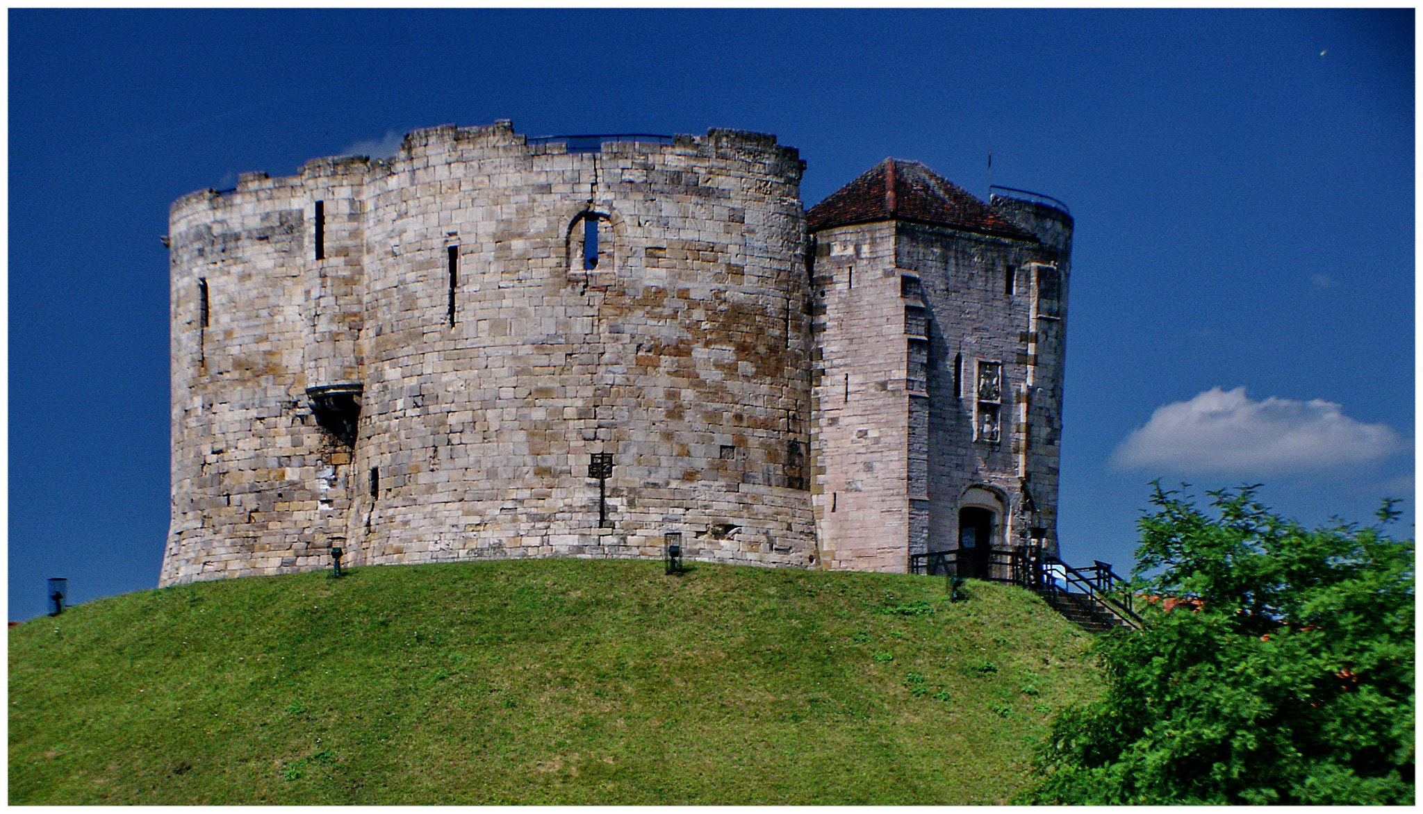 KONICA MINOLTA DiMAGE 7Hi sample photo. Cliffords tower, the keep of york castle photography