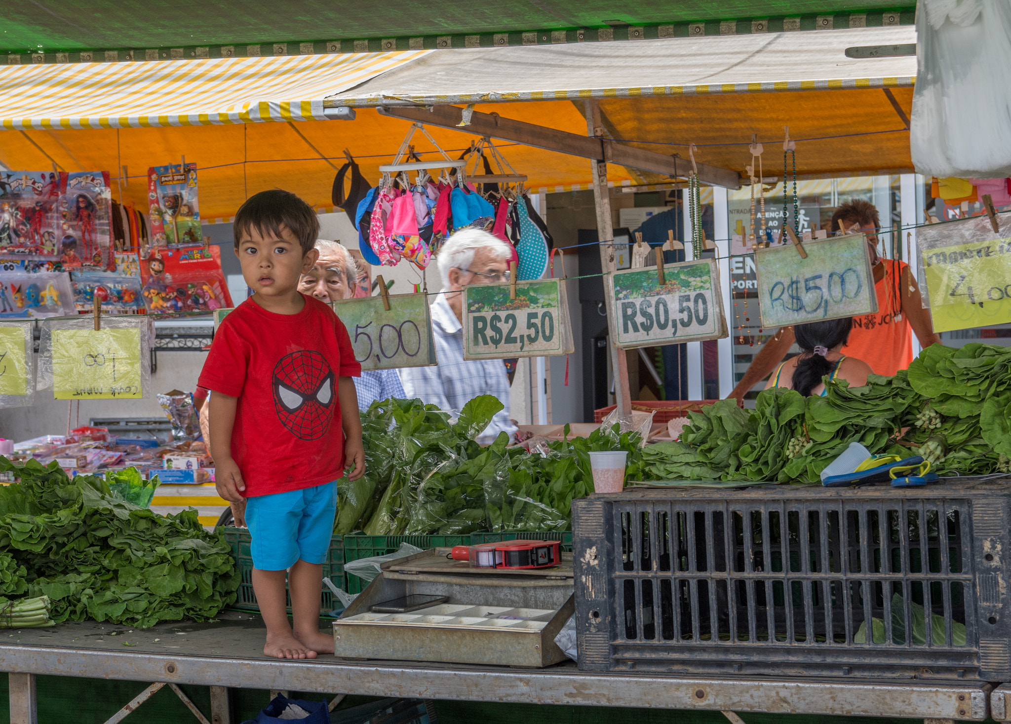 Nikon D7200 + Sigma 18-50mm F2.8 EX DC Macro sample photo. Boy in the saúde street market são paulo photography