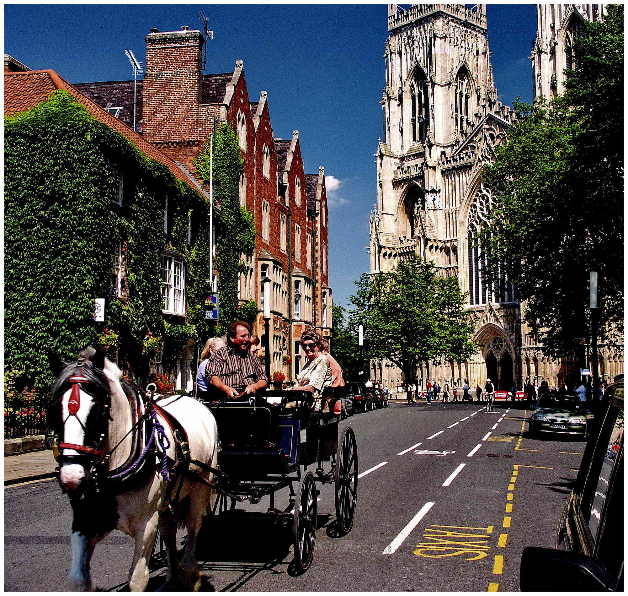 KONICA MINOLTA DiMAGE 7Hi sample photo. Tourist horse and cart rides around the mnster photography