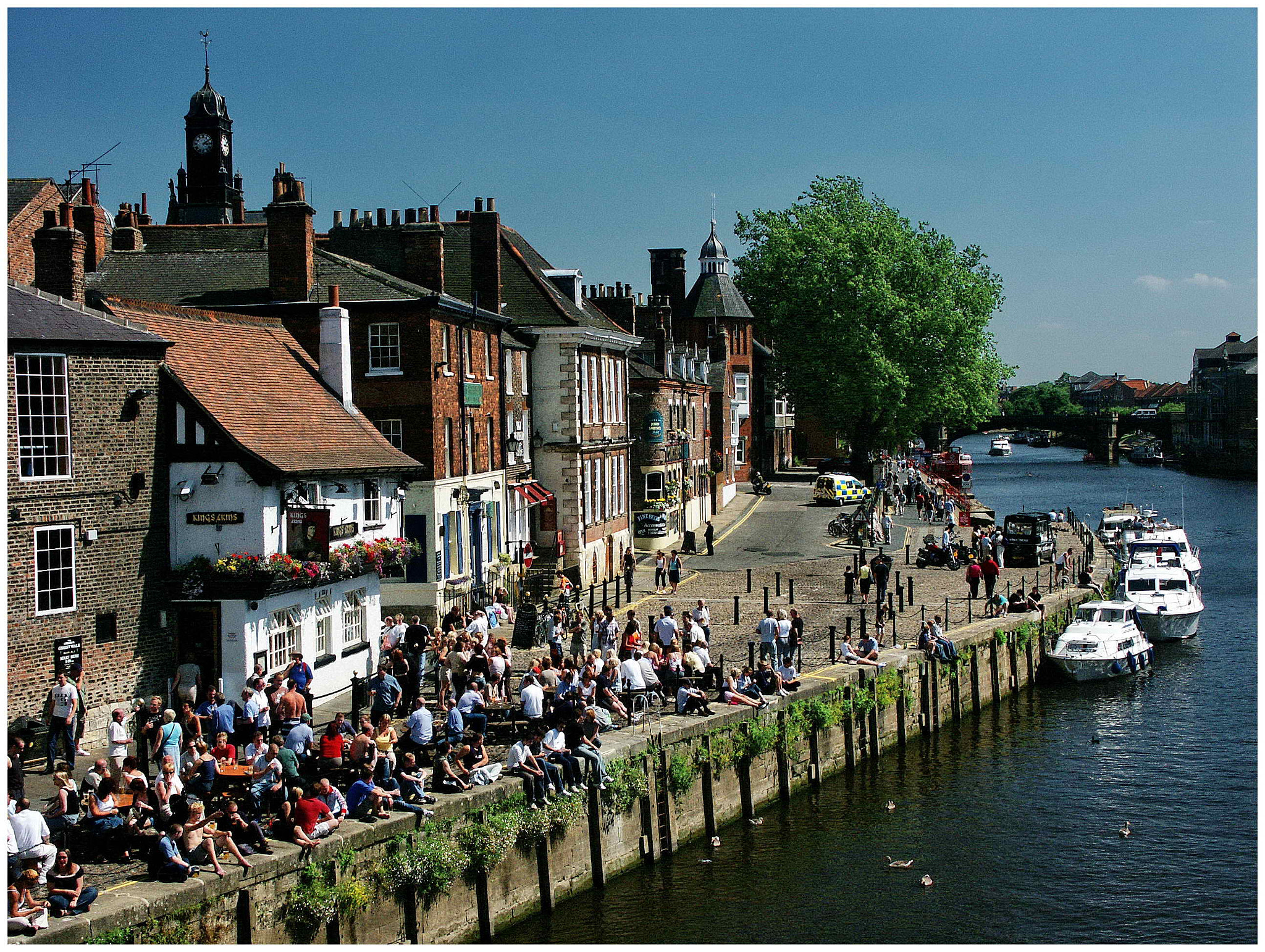 KONICA MINOLTA DiMAGE 7Hi sample photo. Packed kings arms in summer photography