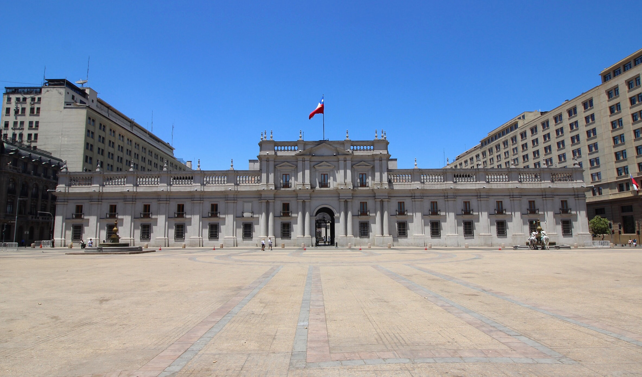 Canon EOS 600D (Rebel EOS T3i / EOS Kiss X5) sample photo. Presidential palace "la moneda", santiago, chile. photography