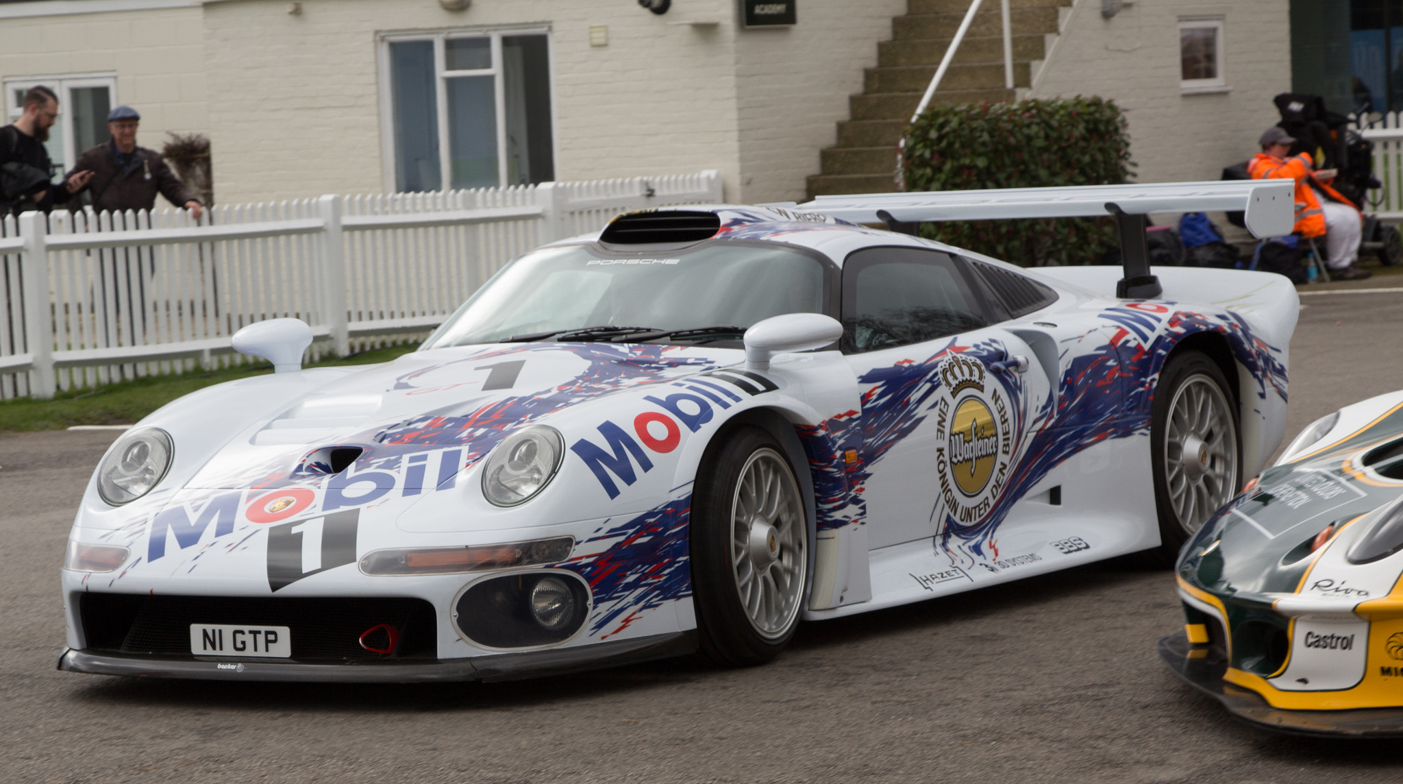 Canon EOS 600D (Rebel EOS T3i / EOS Kiss X5) + Canon EF 24-105mm F4L IS USM sample photo. Porsche 911 gtr photography