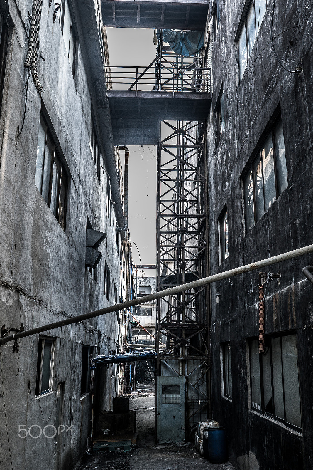 ZEISS Batis 25mm F2 sample photo. Closed factory photography
