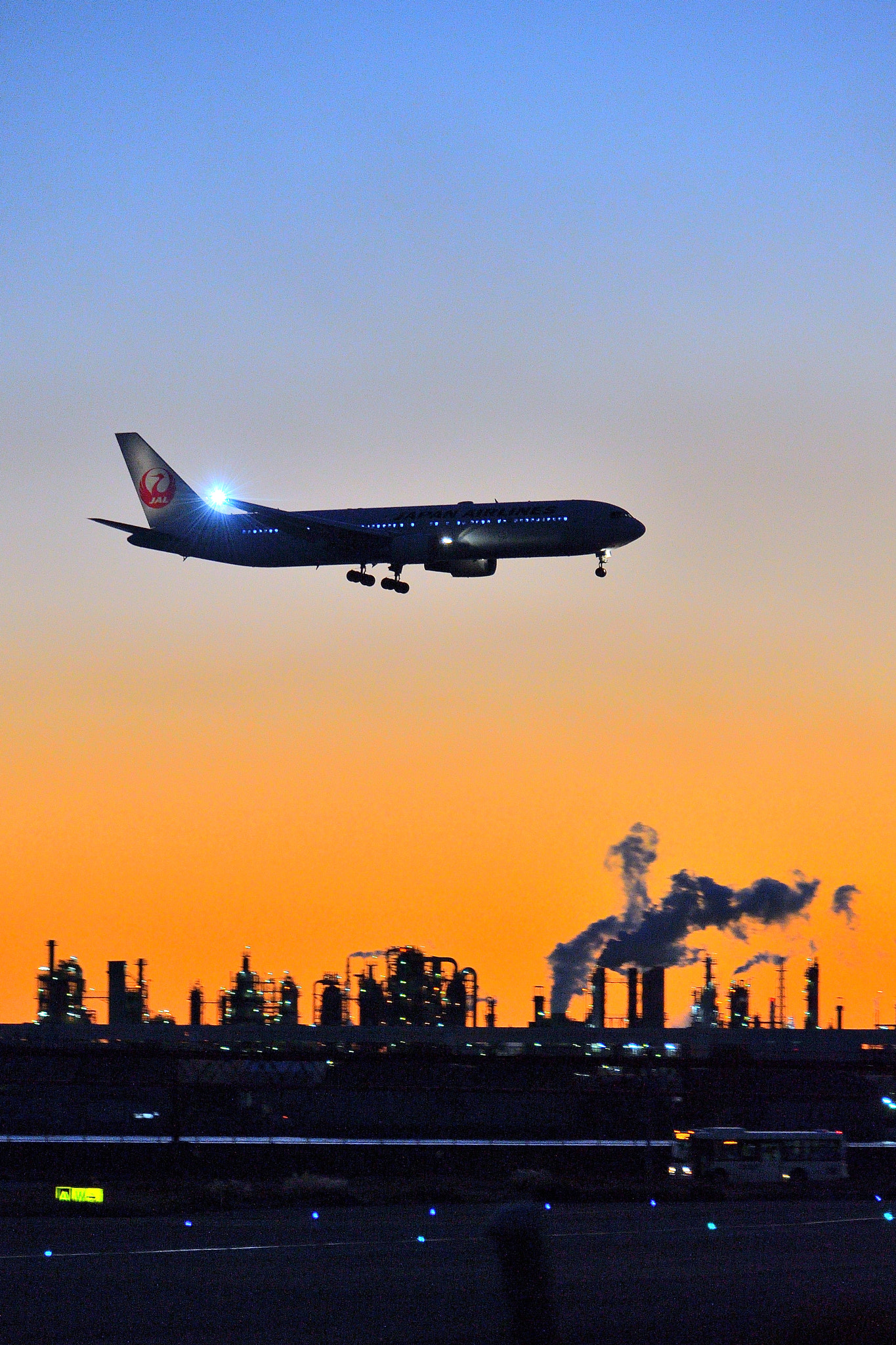 Nikon D4 sample photo. Twilight landing photography