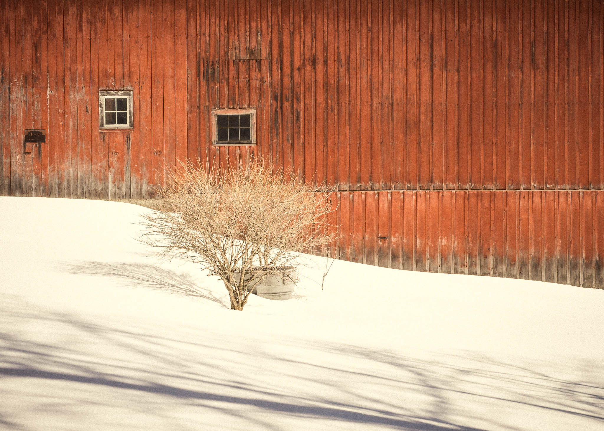 Fujifilm X-T1 + Fujifilm XF 35mm F1.4 R sample photo. Barn and snow photography