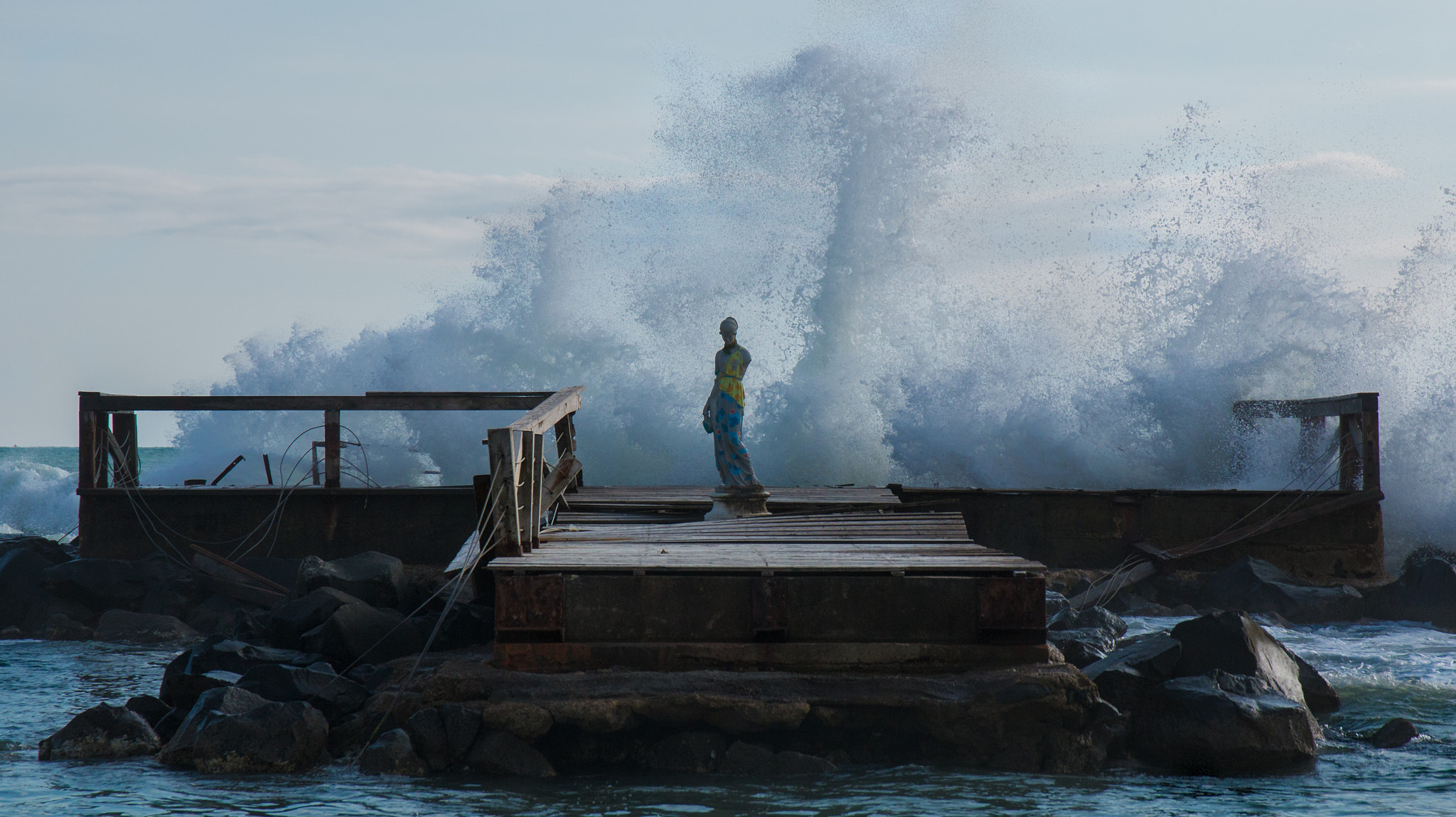 Canon EOS 70D + Sigma 17-70mm F2.8-4 DC Macro OS HSM sample photo. Statue & waves photography