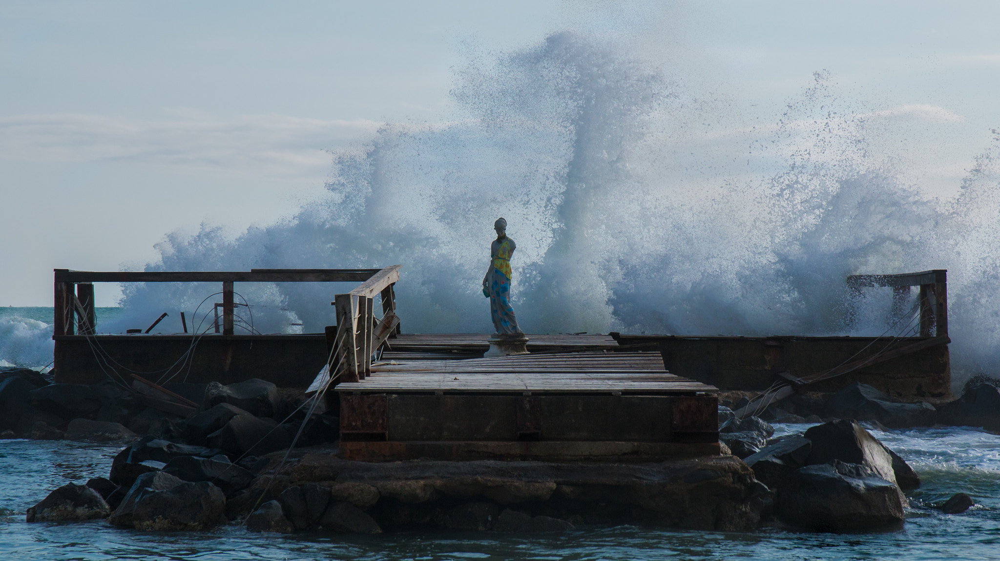 Sigma 17-70mm F2.8-4 DC Macro OS HSM sample photo. Statue & waves photography