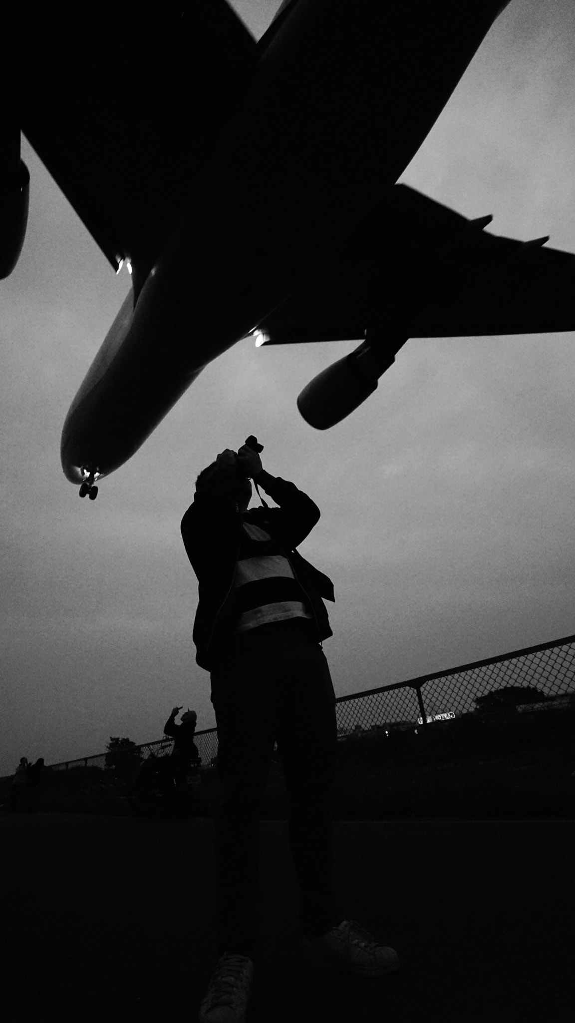 Sony a7 + Sony Vario-Tessar T* FE 16-35mm F4 ZA OSS sample photo. Shooting the man shooting the plane photography