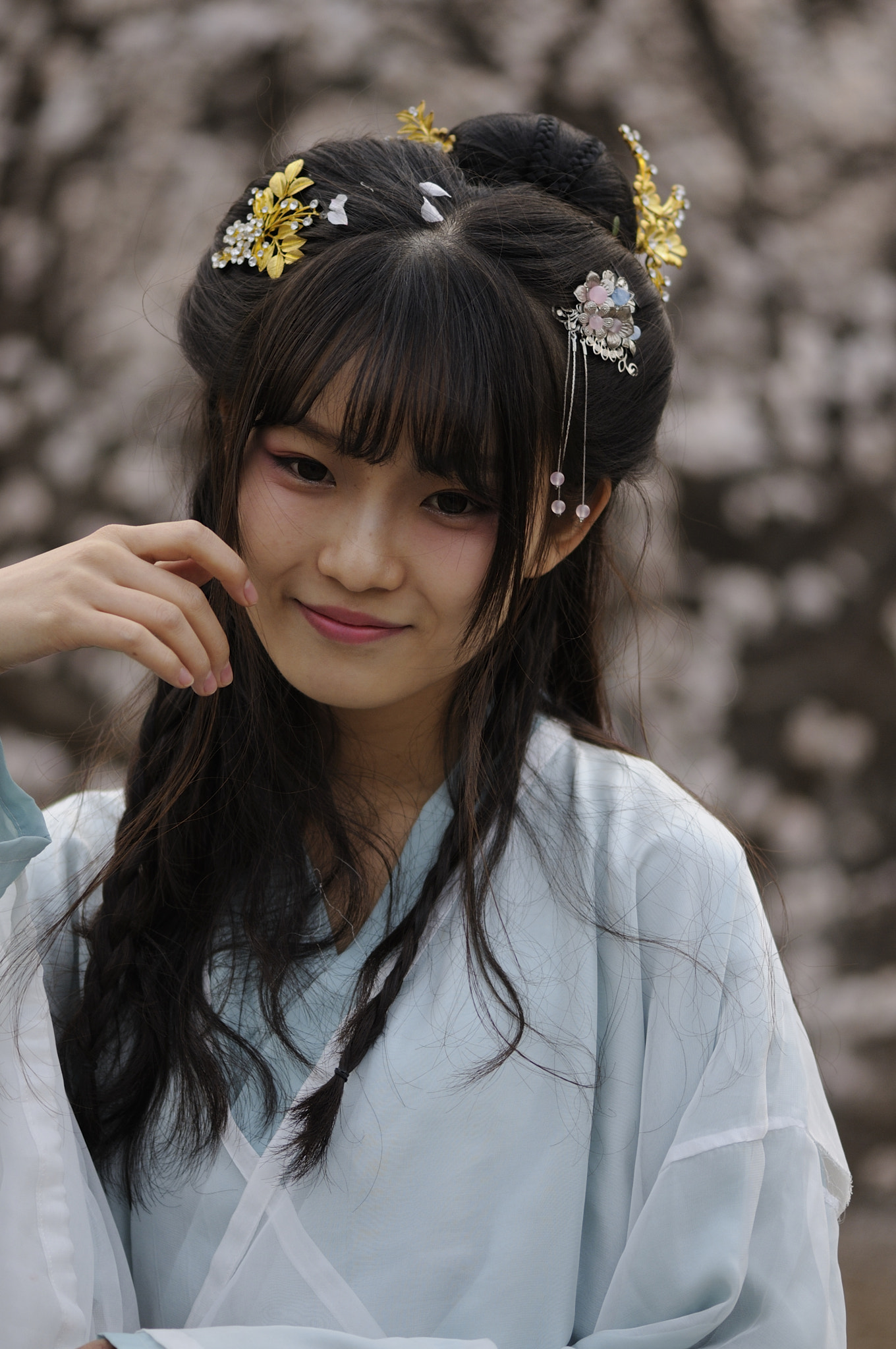 Nikon AF-S Micro-Nikkor 105mm F2.8G IF-ED VR sample photo. Cute girl in traditional chinese dressing photography
