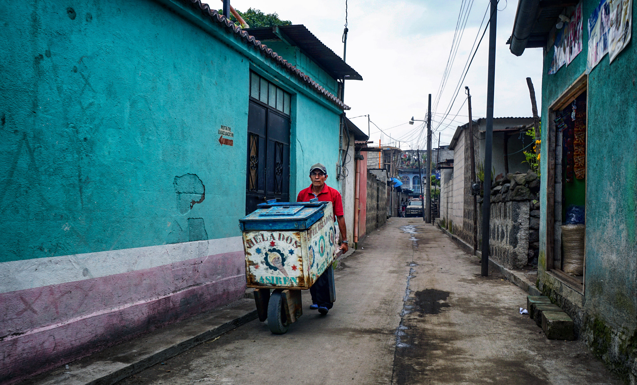 Sony a6000 + Sony E 10-18mm F4 OSS sample photo. Helados la sirena photography