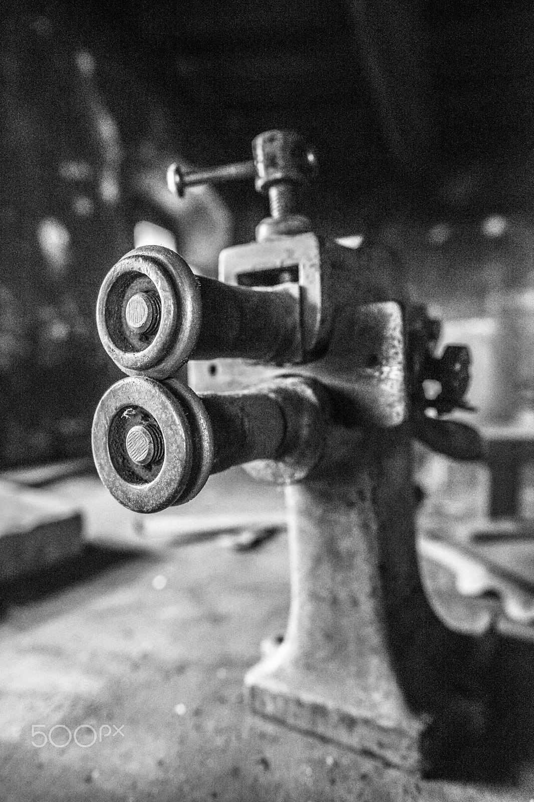 ZEISS Batis 25mm F2 sample photo. Old working machine photography