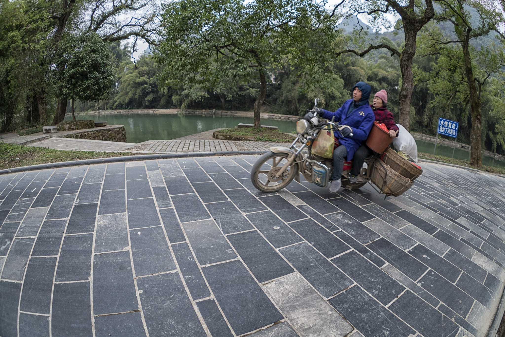 Sony FE 28mm F2 sample photo. Getting around xingping photography