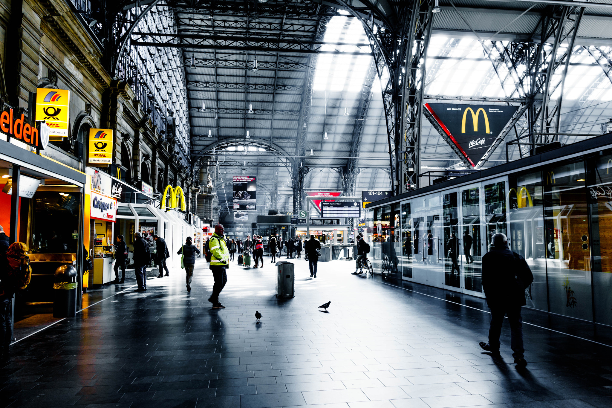 Sony a6000 + Sigma 19mm F2.8 EX DN sample photo. Bahnhof photography