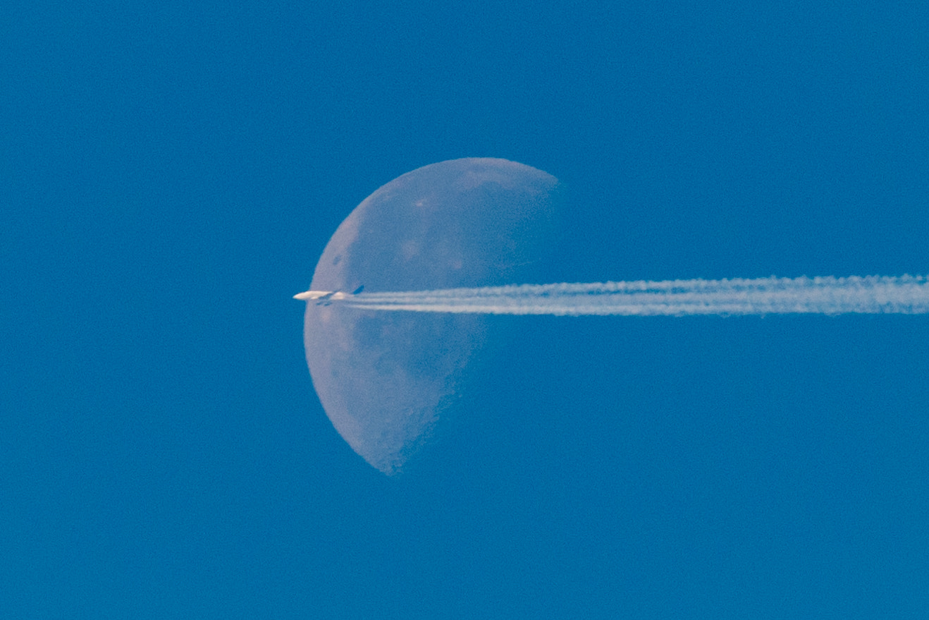 Canon EF-S 55-250mm F4-5.6 IS STM sample photo. Fly to the moon photography