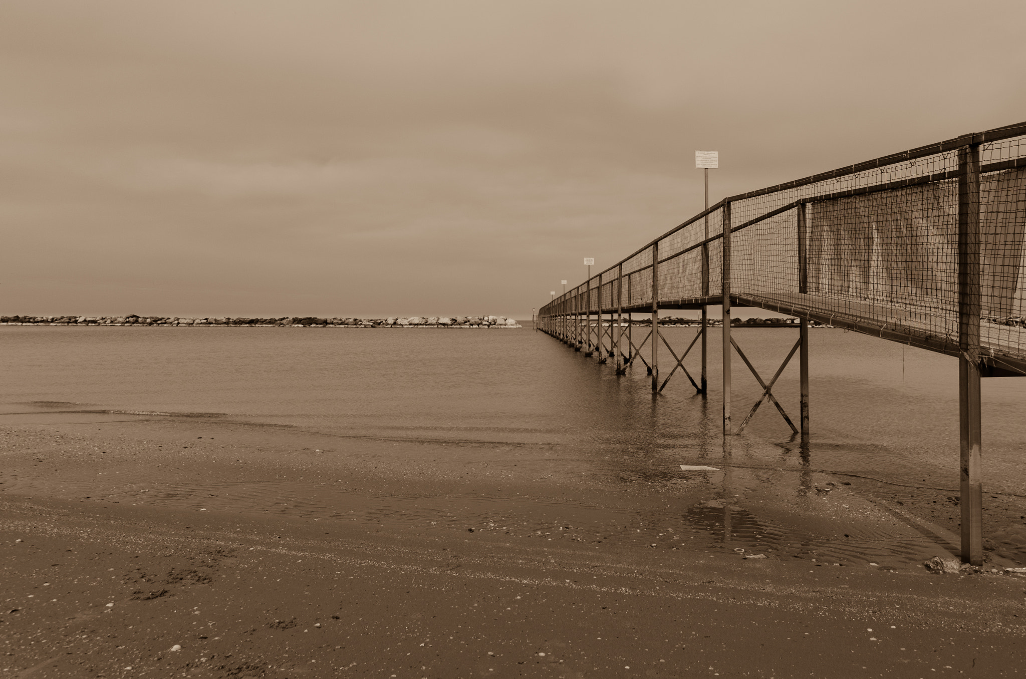 Nikon D5100 + Sigma 10-20mm F3.5 EX DC HSM sample photo. Pontile torre pedrera photography