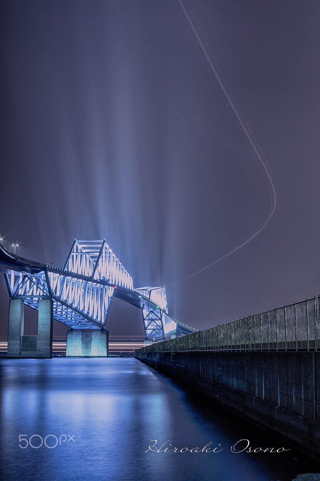 Pentax K-3 + Pentax smc DA 35mm F2.4 AL sample photo. Gate bridge and light traces of the plane photography