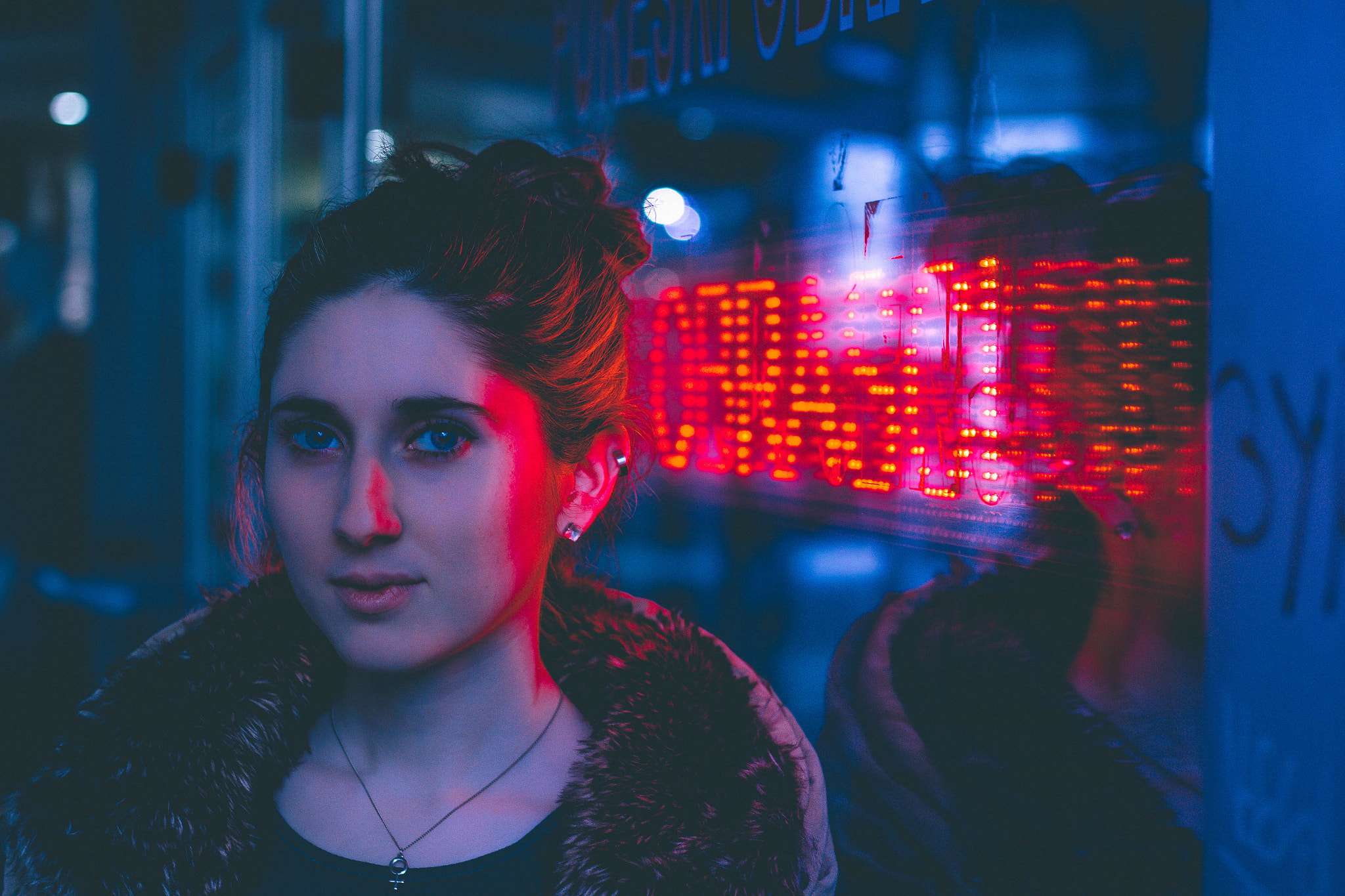 Canon EOS 550D (EOS Rebel T2i / EOS Kiss X4) + Canon EF 50mm F1.8 STM sample photo. Blue and red lights photography