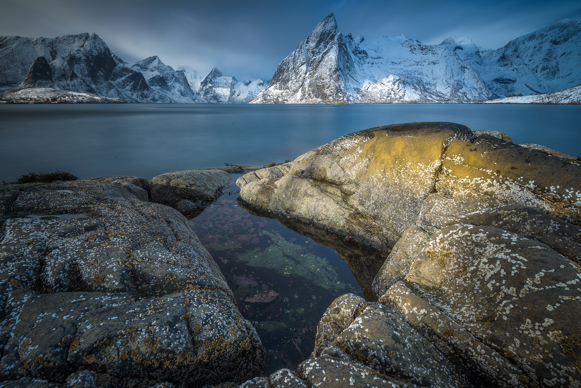 Nikon AF-S Nikkor 16-35mm F4G ED VR sample photo. Lofoten light photography
