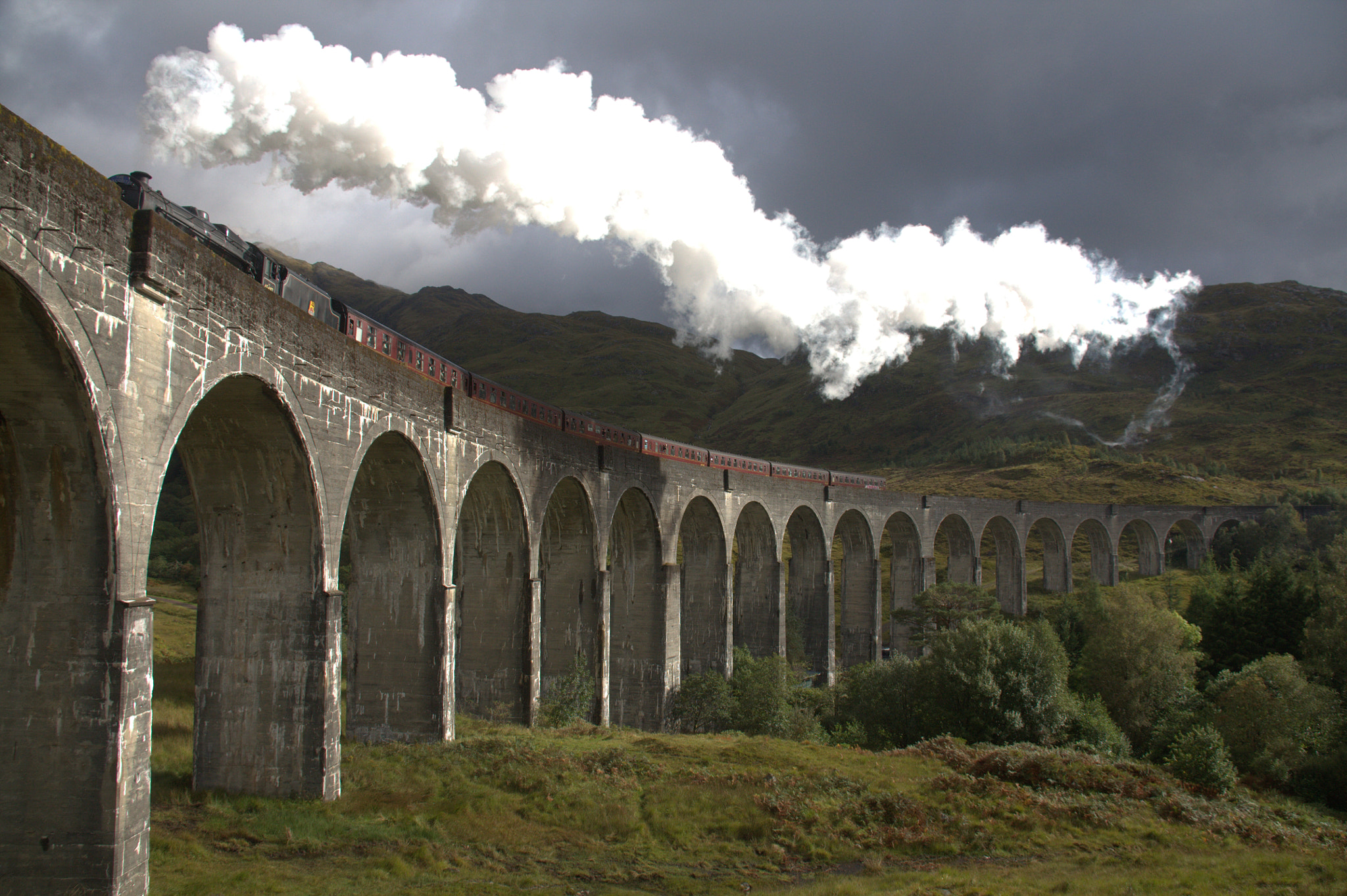 Canon EOS 450D (EOS Rebel XSi / EOS Kiss X2) + Canon EF-S 18-200mm F3.5-5.6 IS sample photo. Glennfinnan viaduct photography
