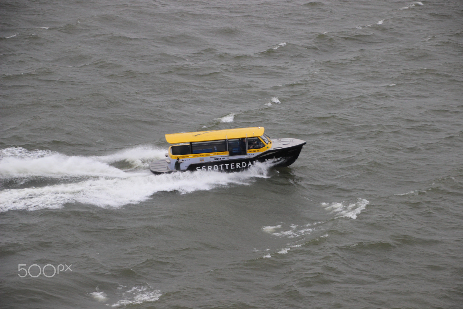 Canon EOS 600D (Rebel EOS T3i / EOS Kiss X5) + Canon TS-E 90mm F2.8 Tilt-Shift sample photo. Watertaxi photography