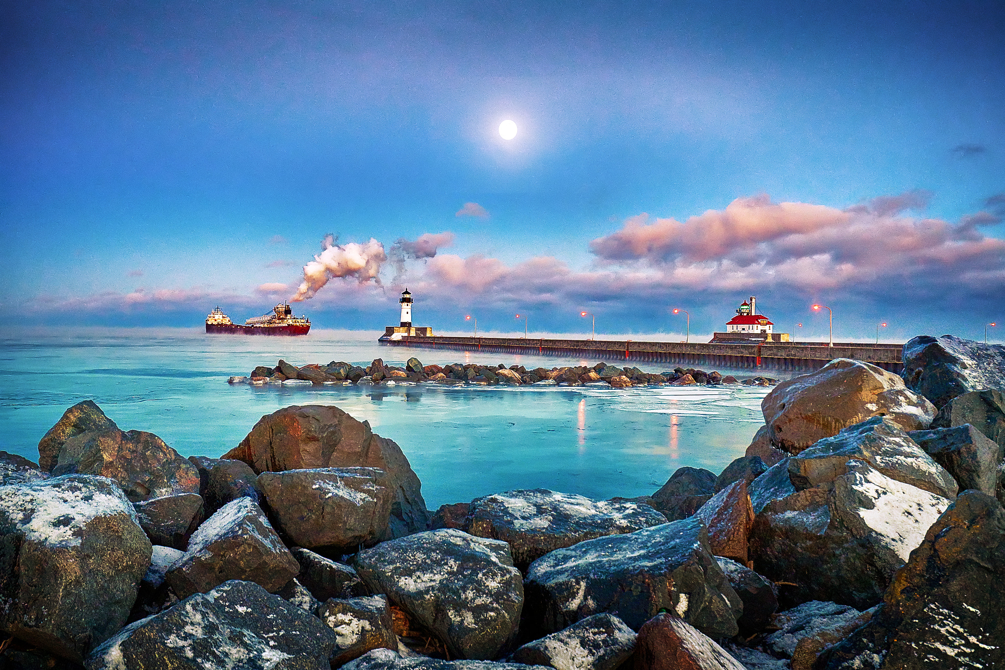 16-35mm F4 G SSM OSS sample photo. Moonlit lake superior photography