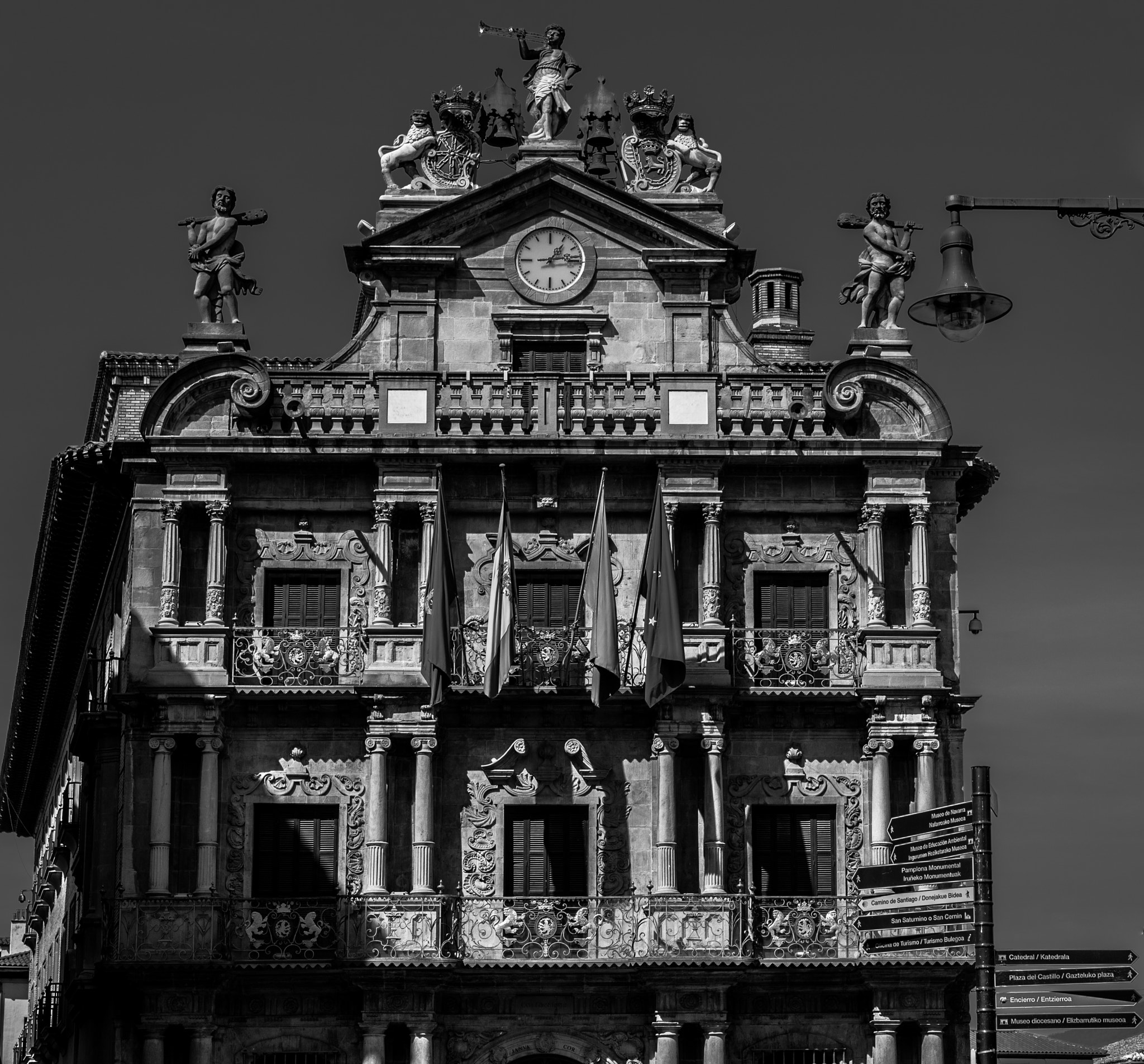 Canon EOS 5DS R + Canon EF 35mm F1.4L II USM sample photo. Edificio ayuntamiento pamplona b&w photography