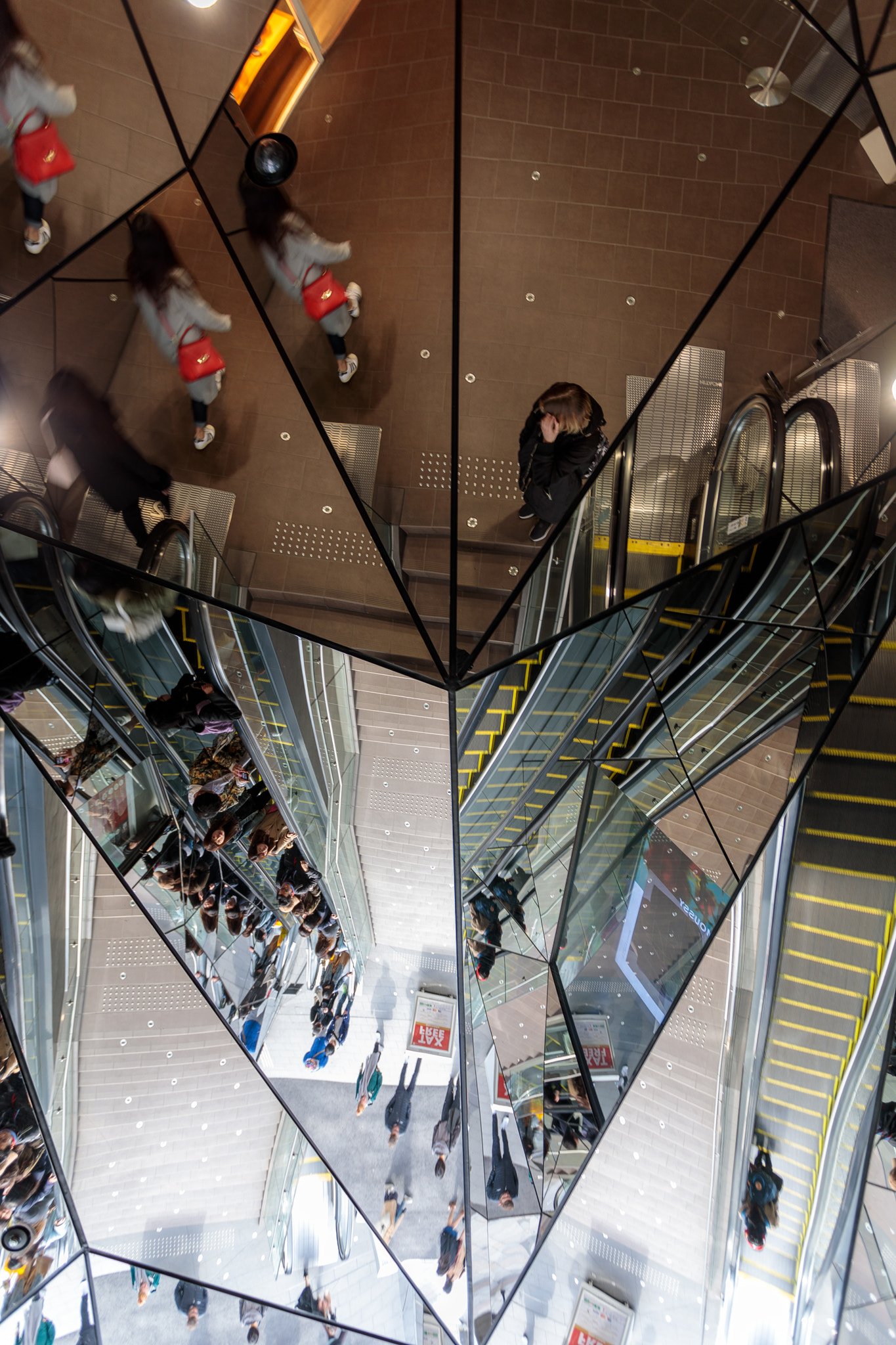 Canon EF 17-40mm F4L USM sample photo. Tokyu plaza escalator photography