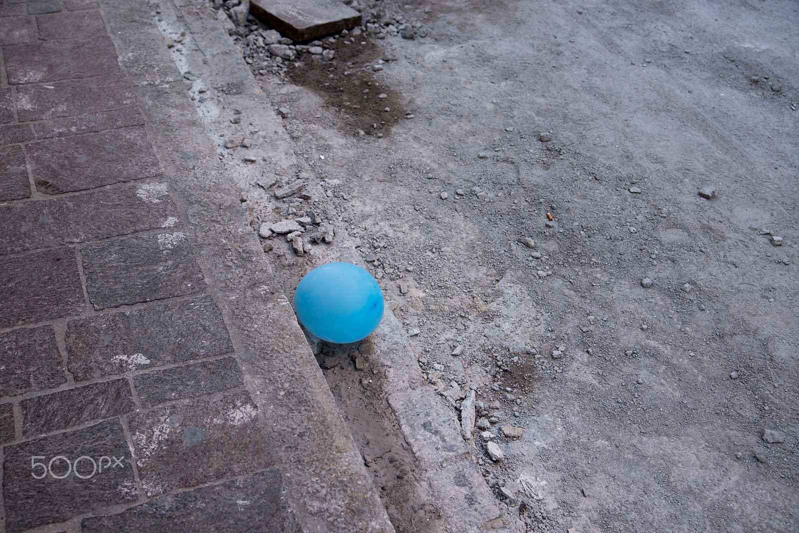 Nikon D610 sample photo. A blue balloon left behind at the pavement. photography