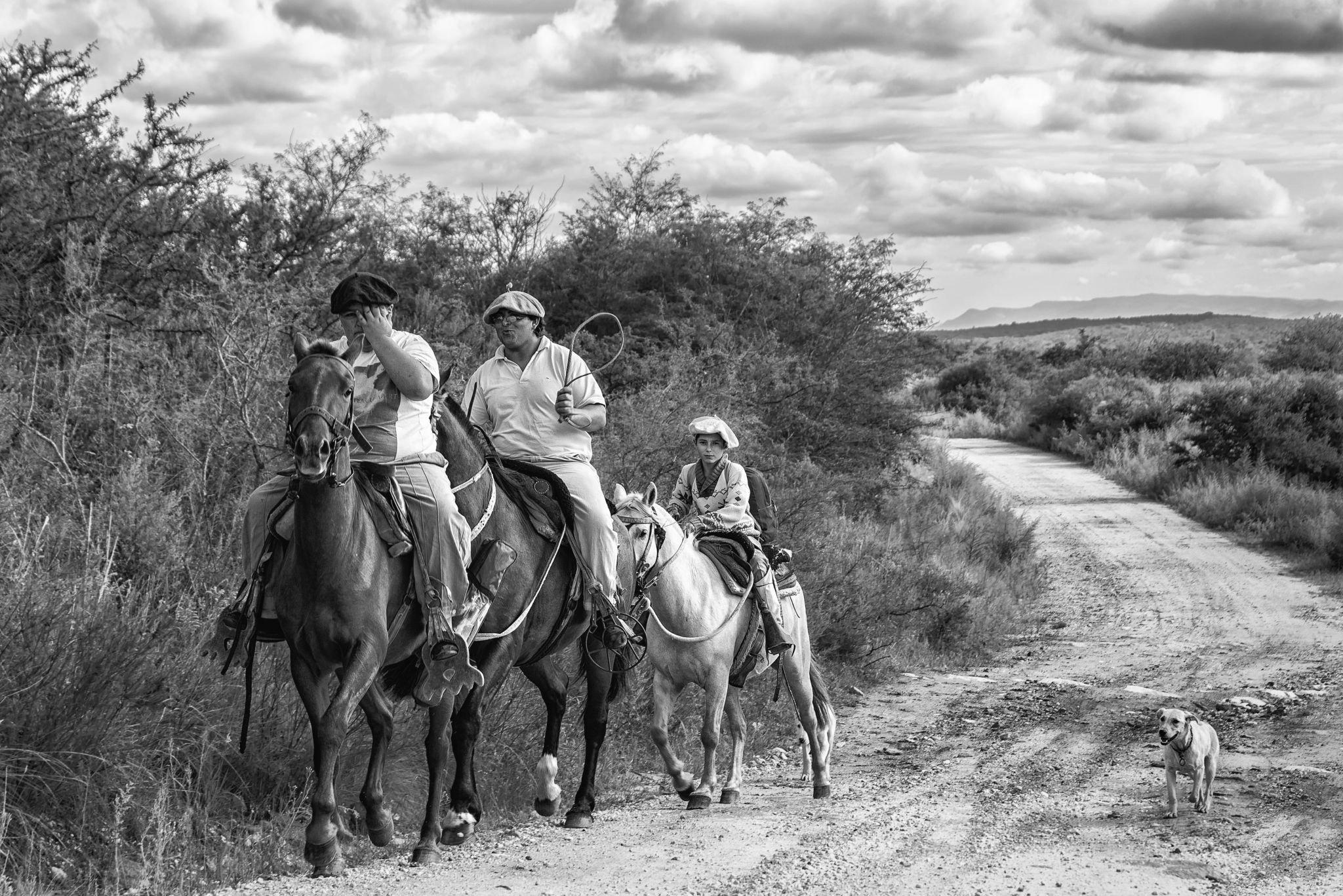 AF Zoom-Nikkor 24-120mm f/3.5-5.6D IF sample photo. Yendo al colegio photography