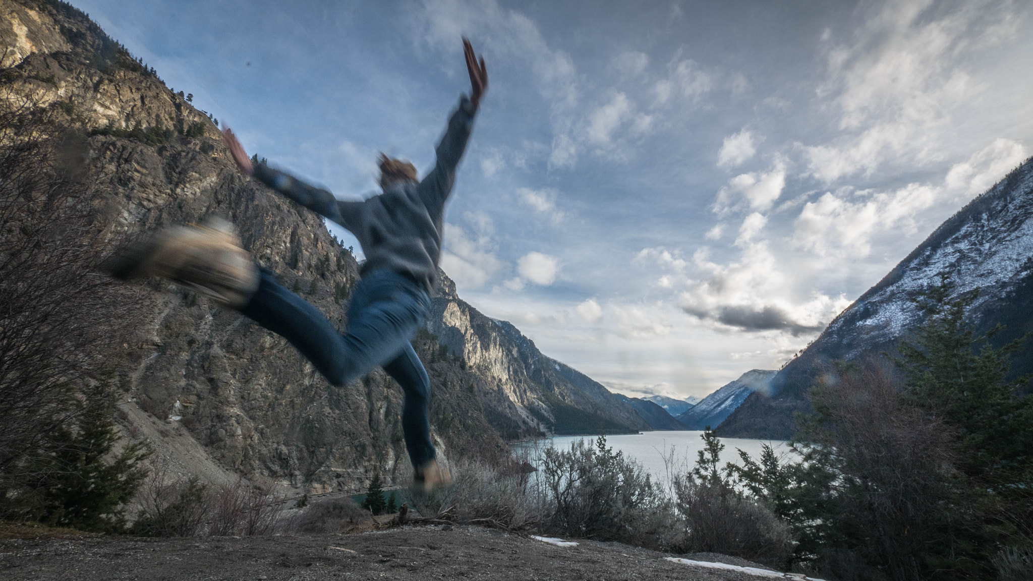 Panasonic Lumix DMC-GX7 + Panasonic Lumix G Vario 7-14mm F4 ASPH sample photo. Jump in the lake photography