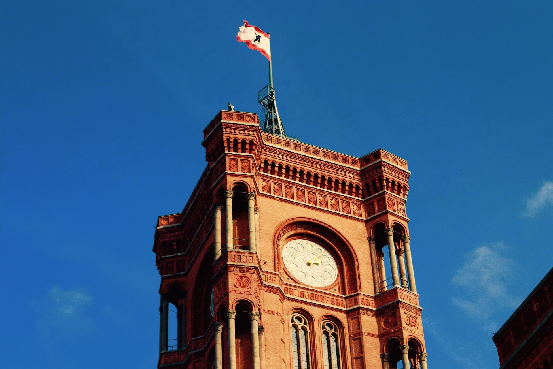 Canon EOS 80D + Canon EF 50mm F1.4 USM sample photo. Berlin's rotes rathaus photography