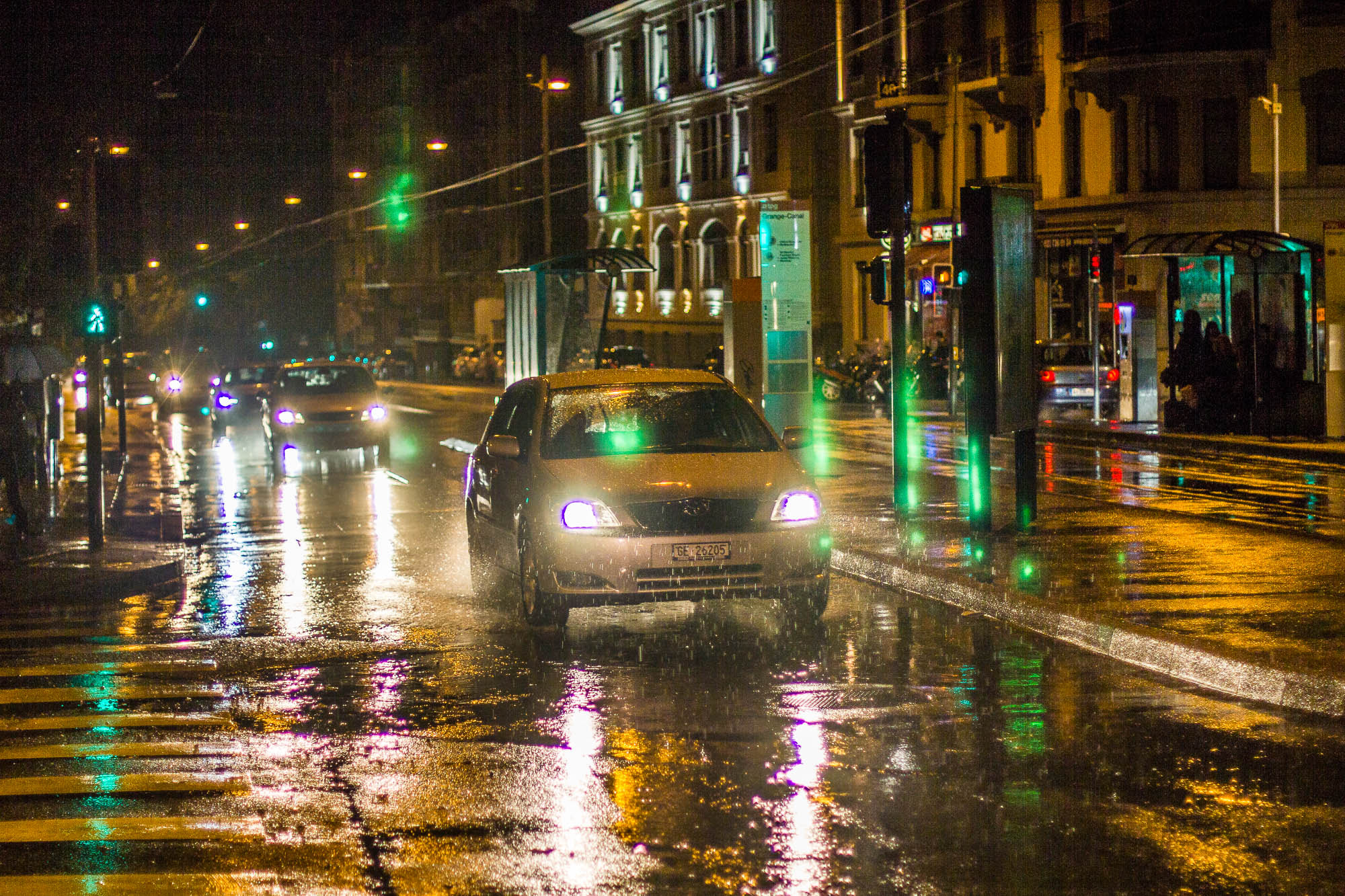 Canon EOS 550D (EOS Rebel T2i / EOS Kiss X4) + Canon EF 50mm F1.4 USM sample photo. Night rain photography