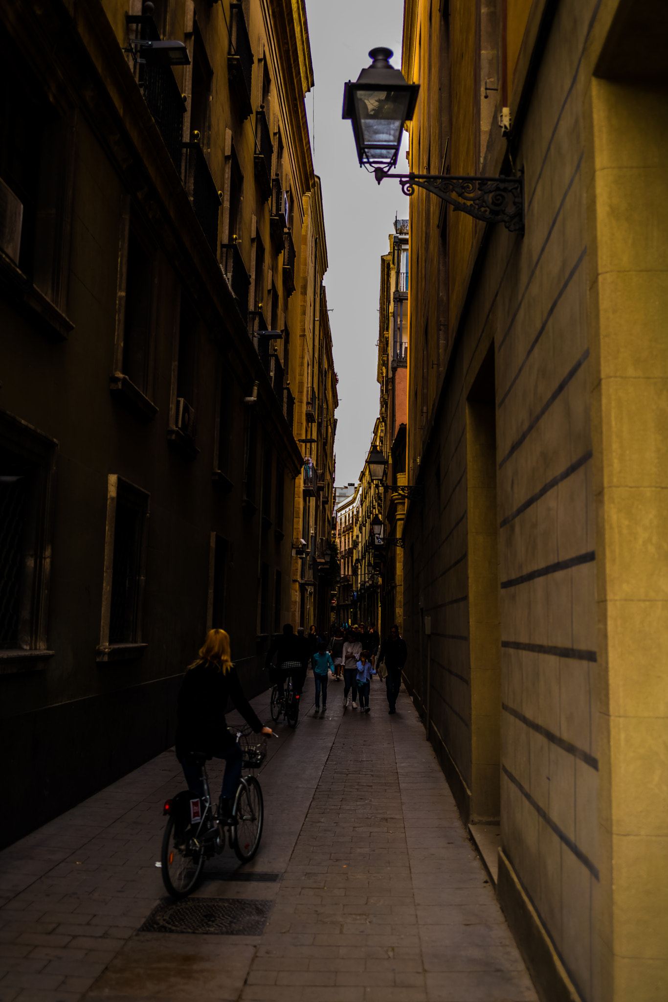 E 35mm F2 sample photo. Barcelona streets photography