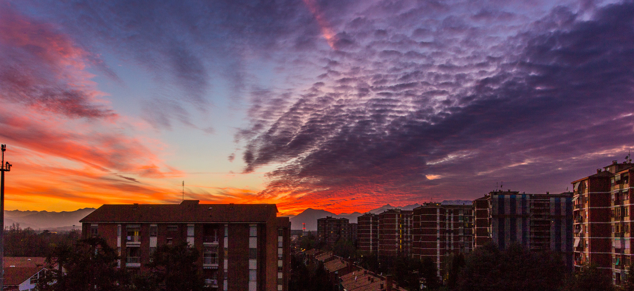 Canon EOS 600D (Rebel EOS T3i / EOS Kiss X5) + Sigma 8-16mm F4.5-5.6 DC HSM sample photo. Super sunrise photography