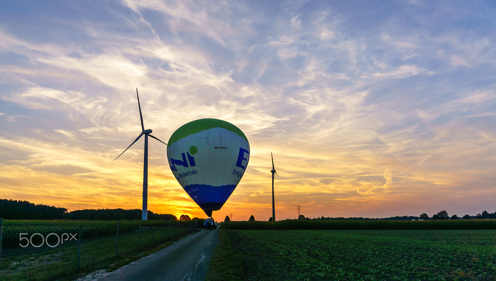 Sony a6000 + Sony E 10-18mm F4 OSS sample photo. Balloon at sunset photography