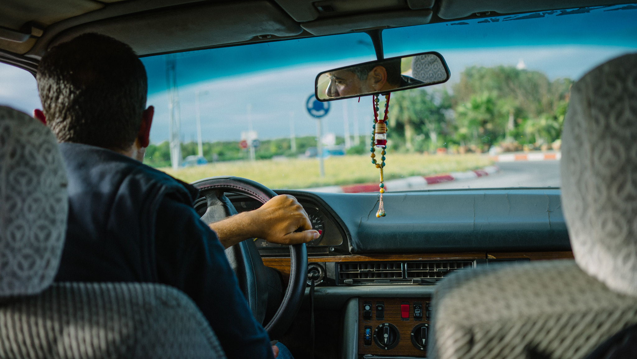 Sony a7R + Sony Sonnar T* FE 35mm F2.8 ZA sample photo. Taxi cab man photography