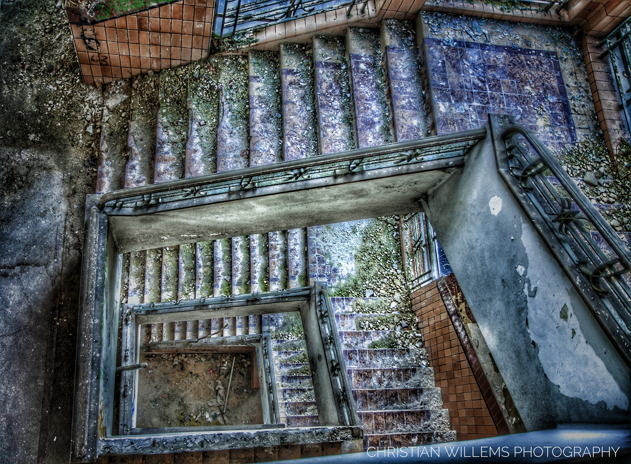 Canon EOS 50D + Canon EF-S 17-55mm F2.8 IS USM sample photo. Cage d'escalier photography
