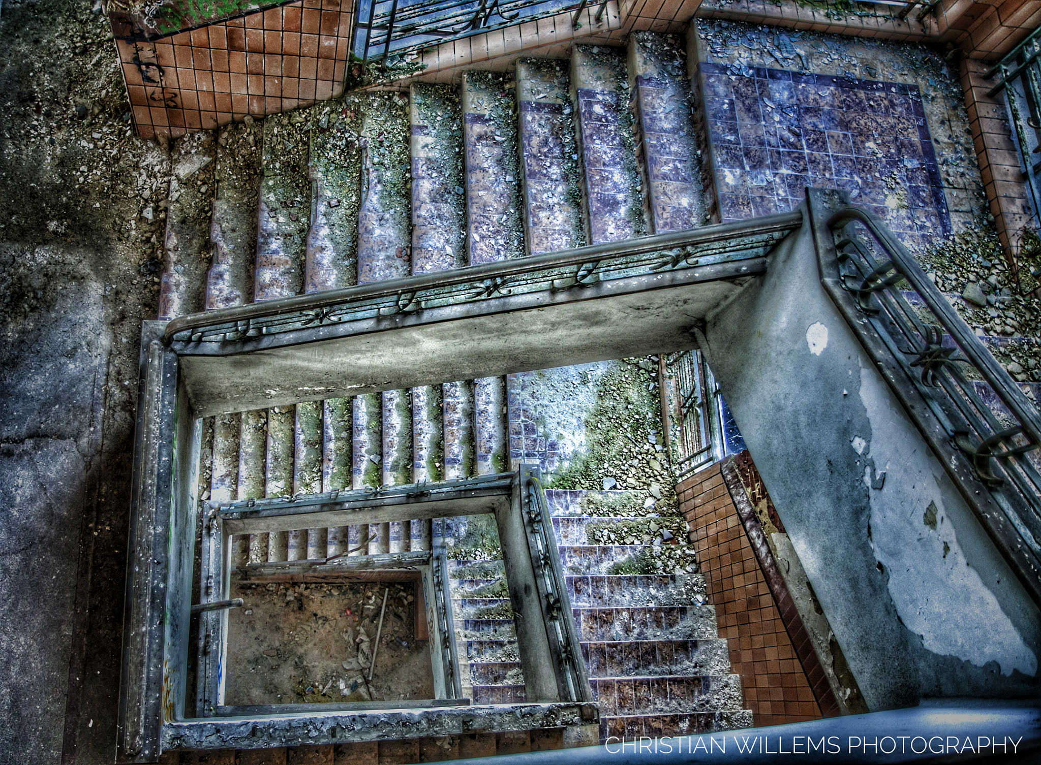 Canon EF-S 17-55mm F2.8 IS USM sample photo. Cage d'escalier photography