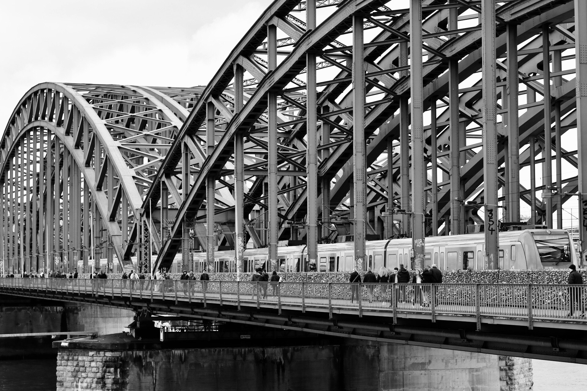 Canon EOS 760D (EOS Rebel T6s / EOS 8000D) + Canon EF 50mm F1.4 USM sample photo. The bridge photography