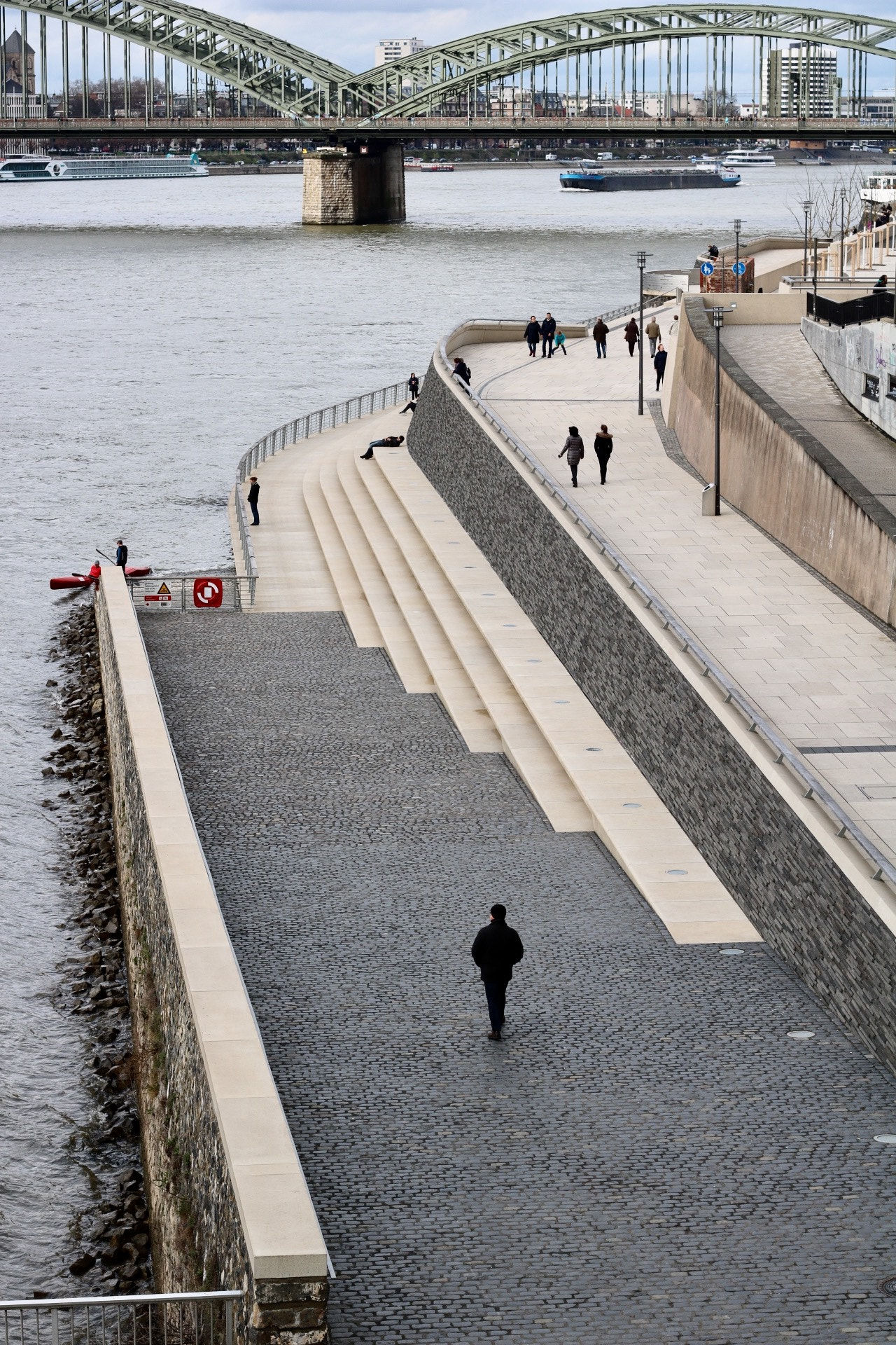 Canon EOS 760D (EOS Rebel T6s / EOS 8000D) + Canon EF 50mm F1.4 USM sample photo. River side of the rhine - cologne photography
