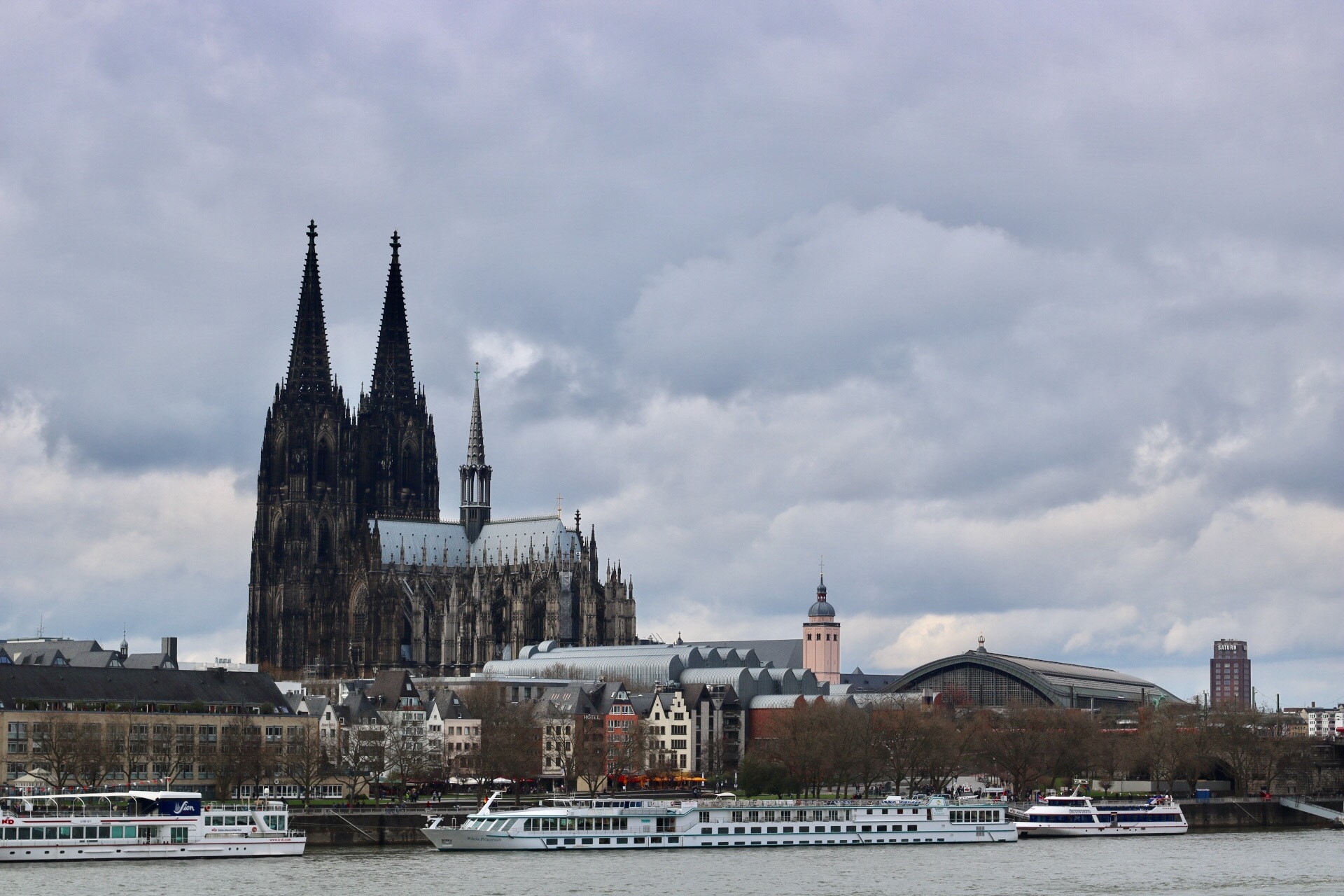 Canon EOS 760D (EOS Rebel T6s / EOS 8000D) + Canon EF 50mm F1.4 USM sample photo. Cologne photography