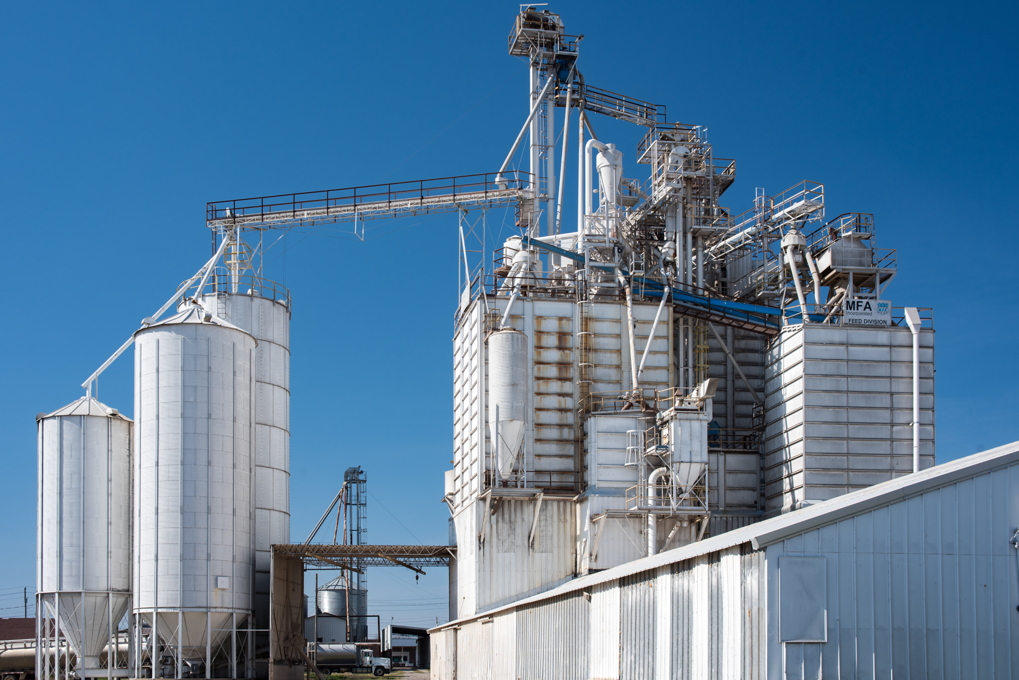 AF Zoom-Nikkor 28-105mm f/3.5-4.5D IF sample photo. Mfa grain elevator photography