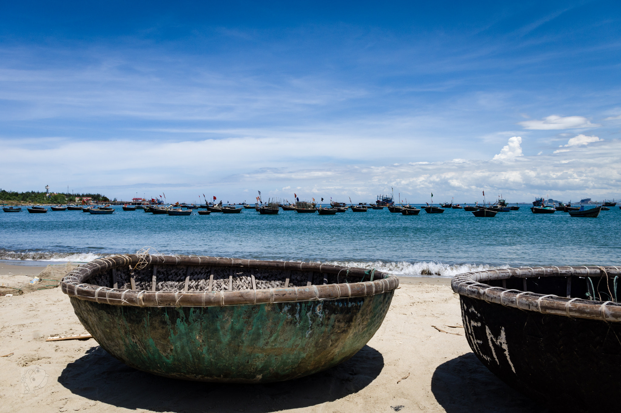 Pentax K-3 sample photo. Bateaux de pêche traditionnels vietnamiens sur la mer de chine photography