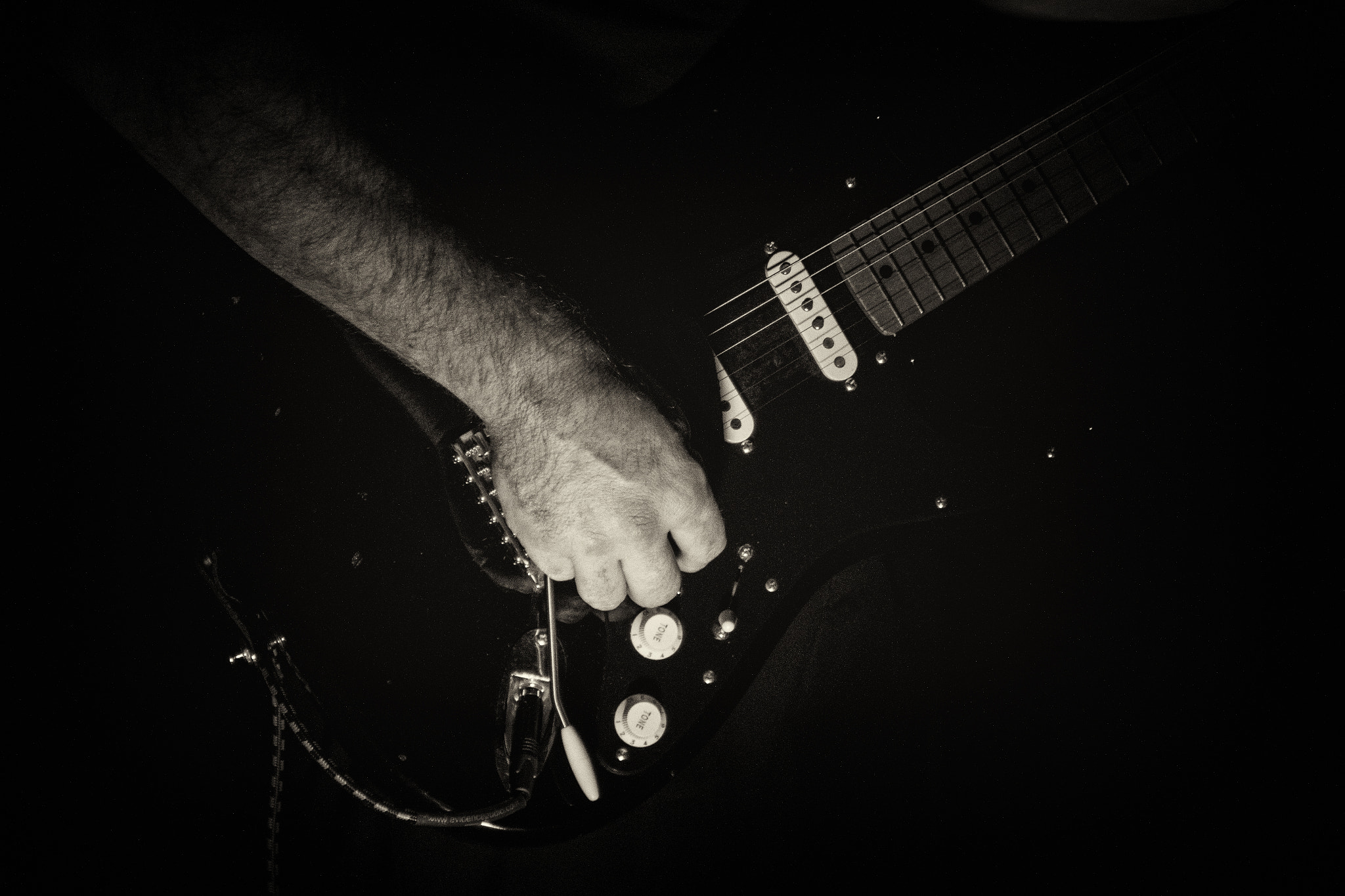 Canon EOS 70D + Tamron SP 35mm F1.8 Di VC USD sample photo. Monochrome close-up play guitar photography
